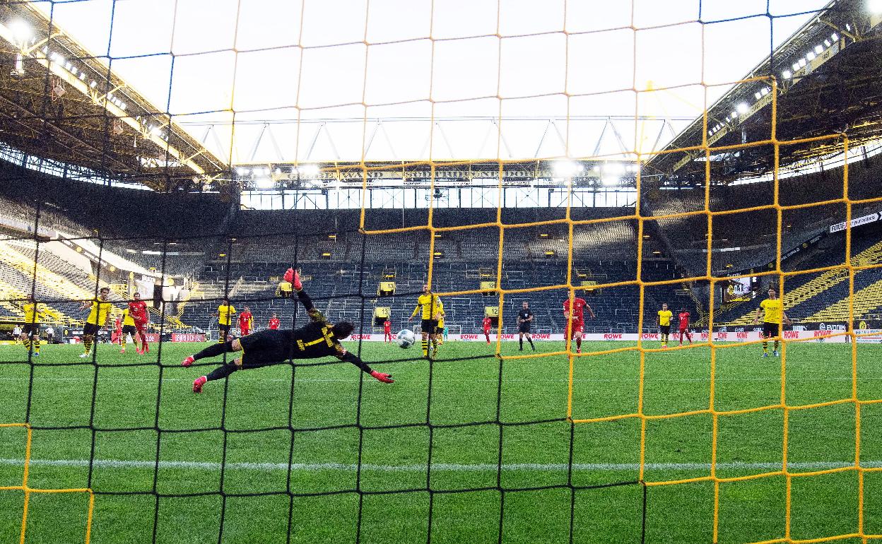 Lance del juego durante el Borussia Dortmund-Bayern.