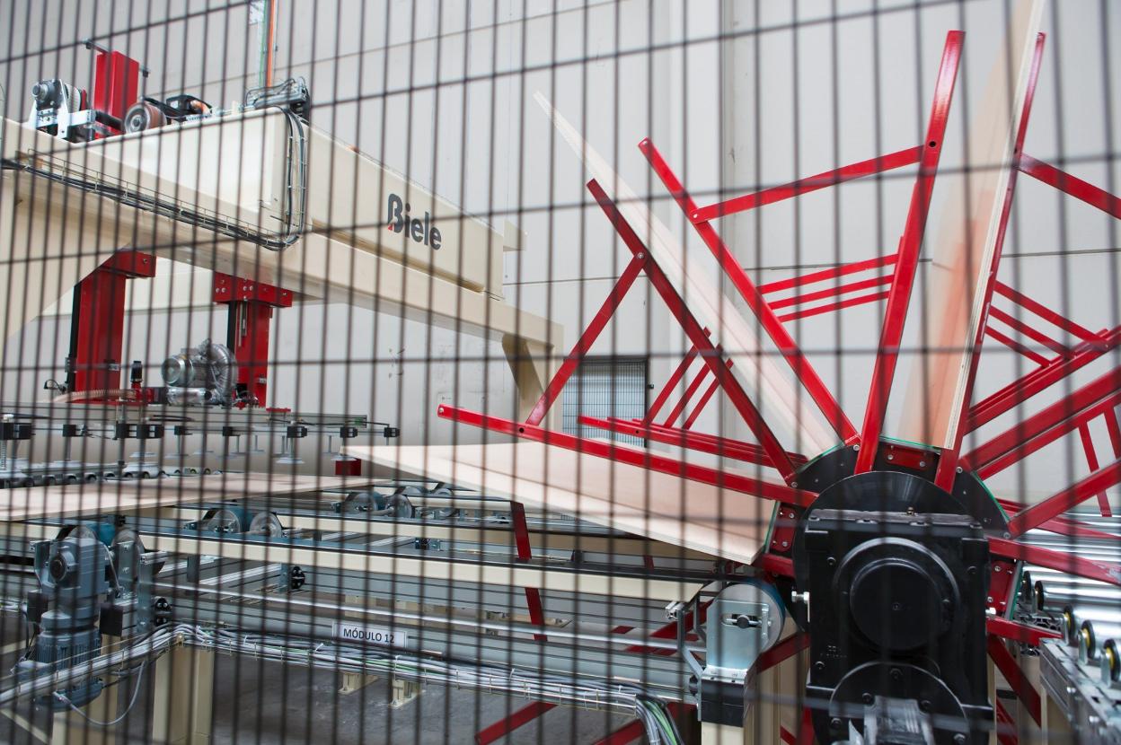 Línea de acabado en triple barnizado de la factoría de Garnica Plywood en Fuemayor. 