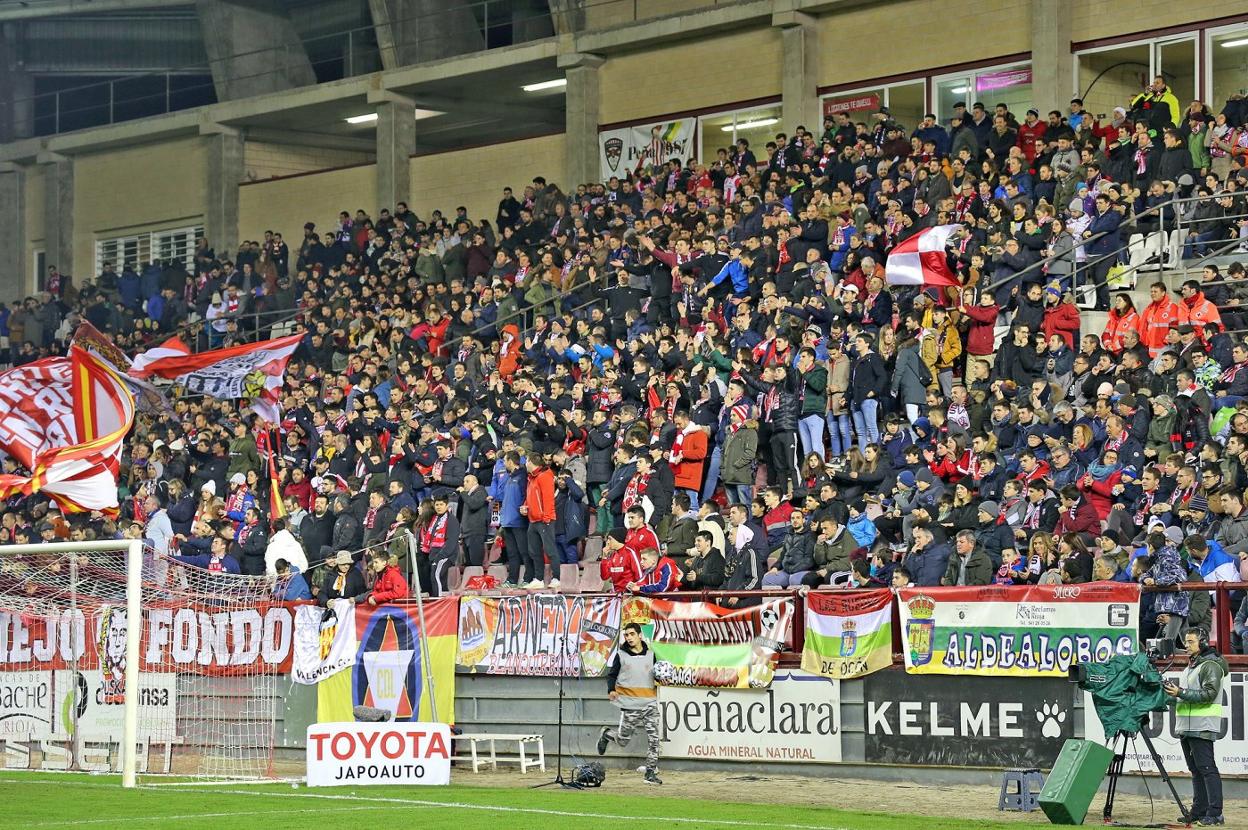 Más de 11.000 personas pasaron por taquilla en el UDL-Valencia de Copa, el evento deportivo más multitudinario de los últimos tiempos. 