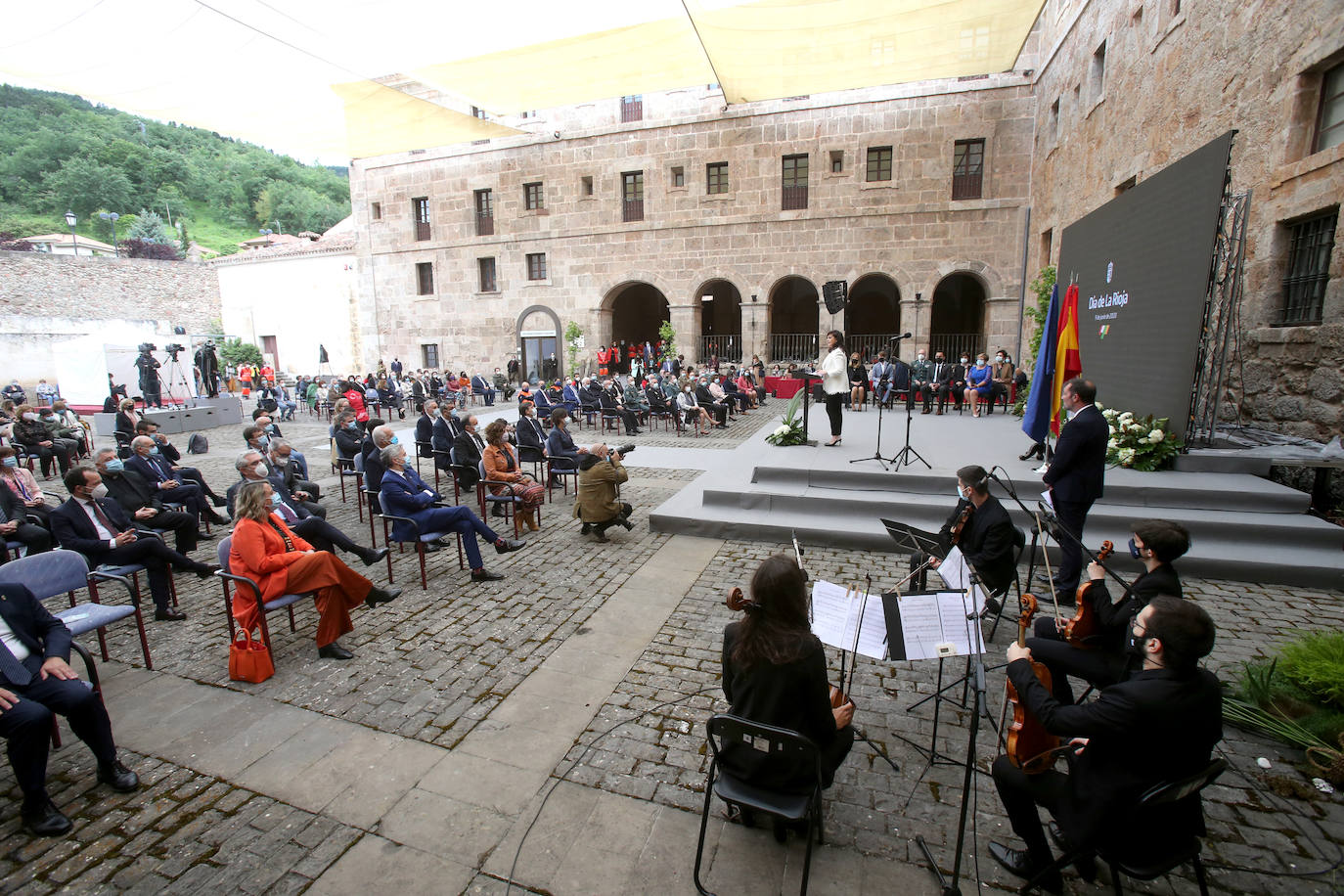 El recientemente fallecido teniente coronel Jesús Gayoso y el colectivo de profesionales sanitarios y sociosanitarios de la región han sido los distinguidos en este Día de La Rioja que ha estado marcado por la lucha contra el Covid-19