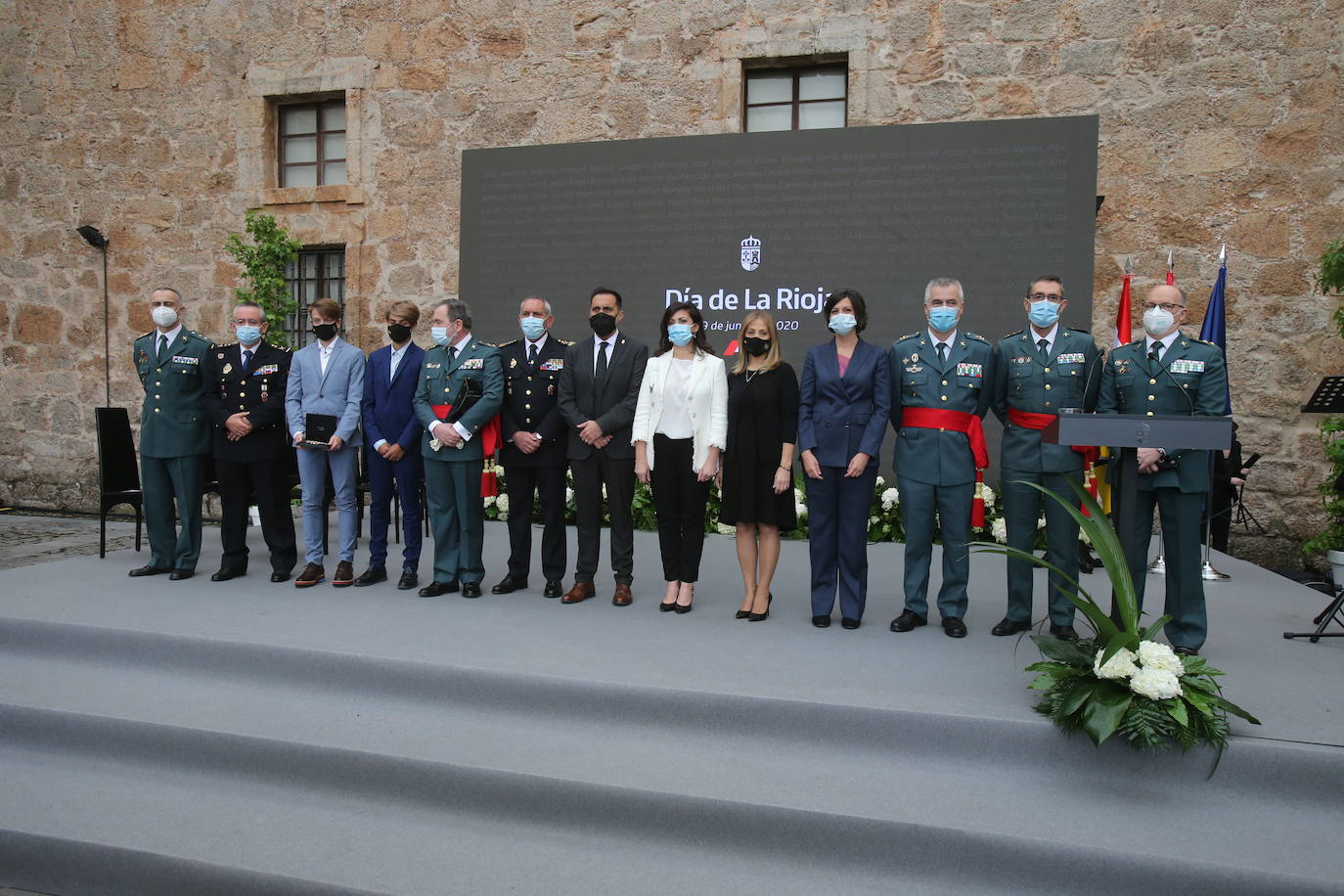 El recientemente fallecido teniente coronel Jesús Gayoso y el colectivo de profesionales sanitarios y sociosanitarios de la región han sido los distinguidos en este Día de La Rioja que ha estado marcado por la lucha contra el Covid-19