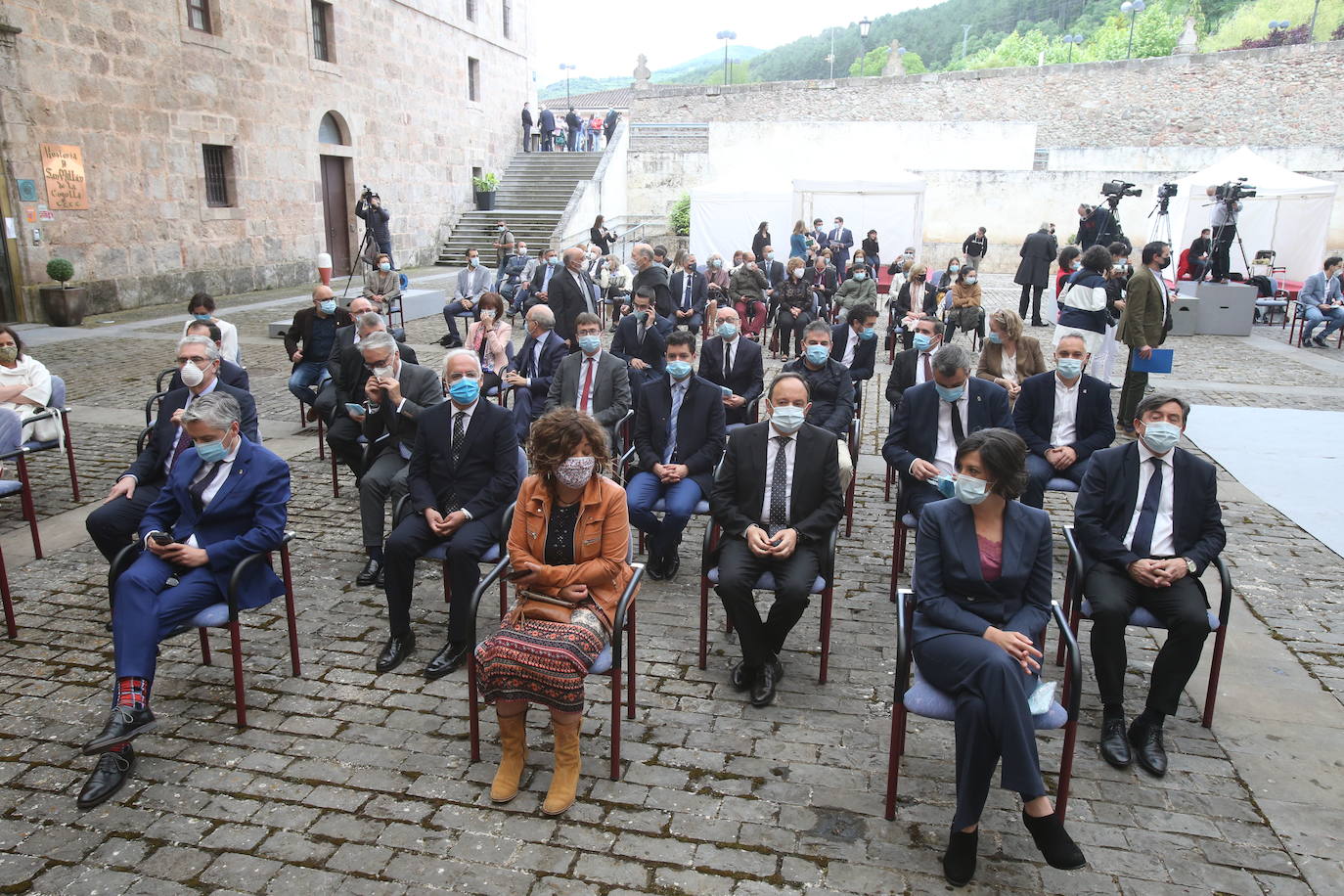 El recientemente fallecido teniente coronel Jesús Gayoso y el colectivo de profesionales sanitarios y sociosanitarios de la región han sido los distinguidos en este Día de La Rioja que ha estado marcado por la lucha contra el Covid-19