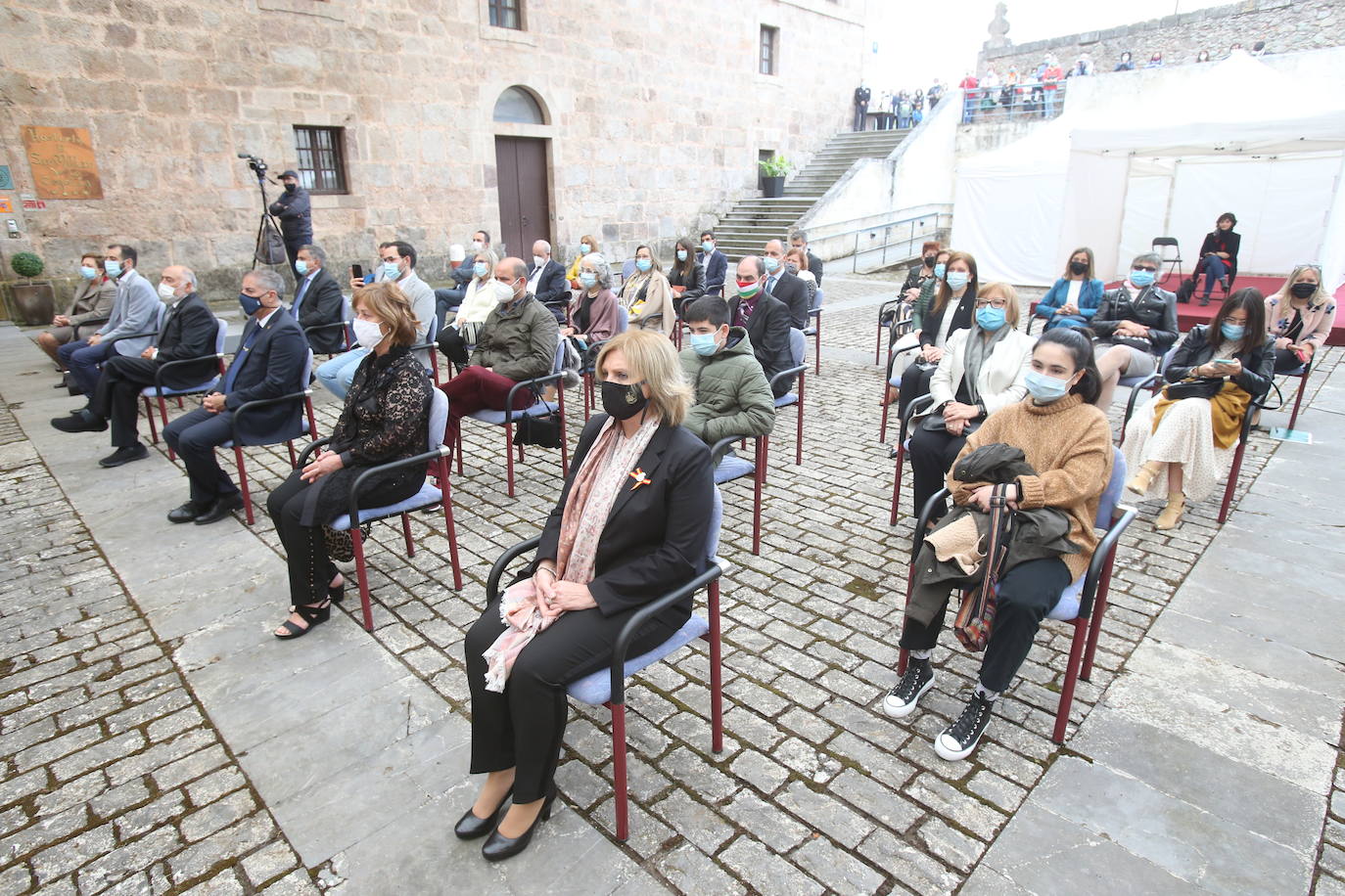 El recientemente fallecido teniente coronel Jesús Gayoso y el colectivo de profesionales sanitarios y sociosanitarios de la región han sido los distinguidos en este Día de La Rioja que ha estado marcado por la lucha contra el Covid-19