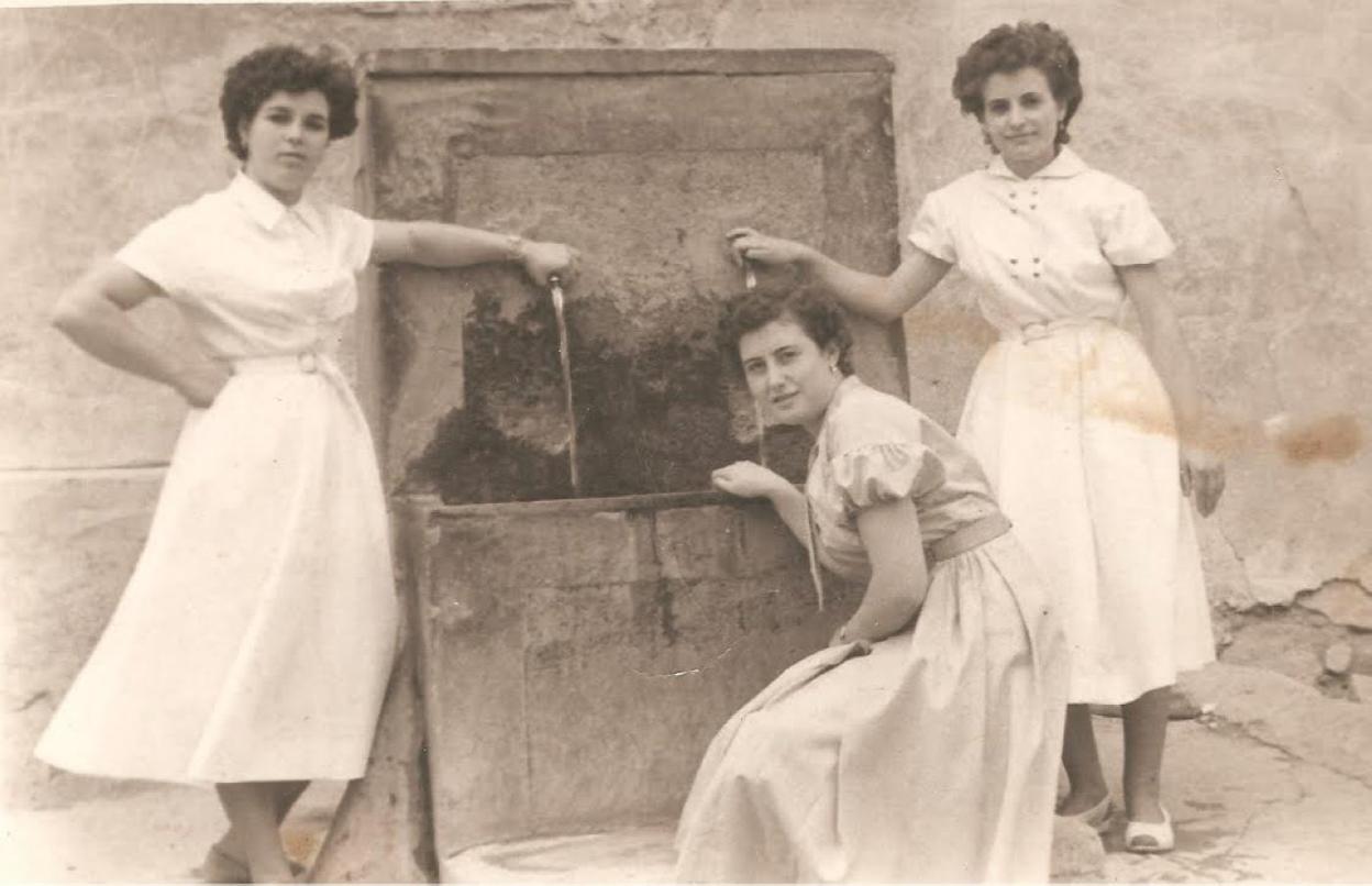 Retrato de tres jóvenes en la fuente de Cabretón