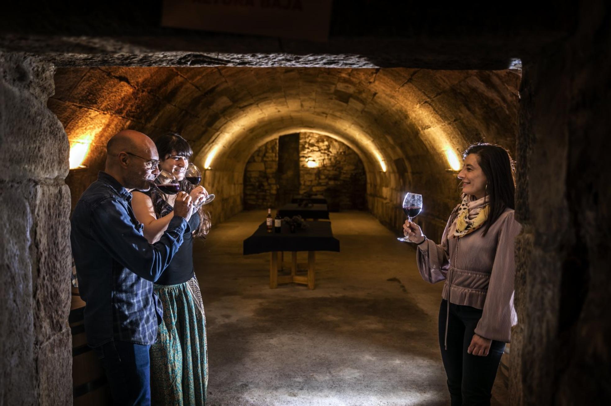 Calado en la calle Mayor de Criteria, una bodega centenaria ubicada en el Casco Antiguo de la capital de La Rioja donde se desarrolla parte de 'Logroño subterráneo'. 