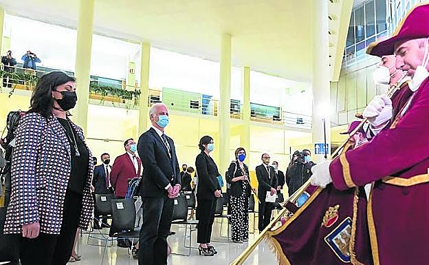 Presidenta, alcalde y delegada, durante la llamada a Concejo.