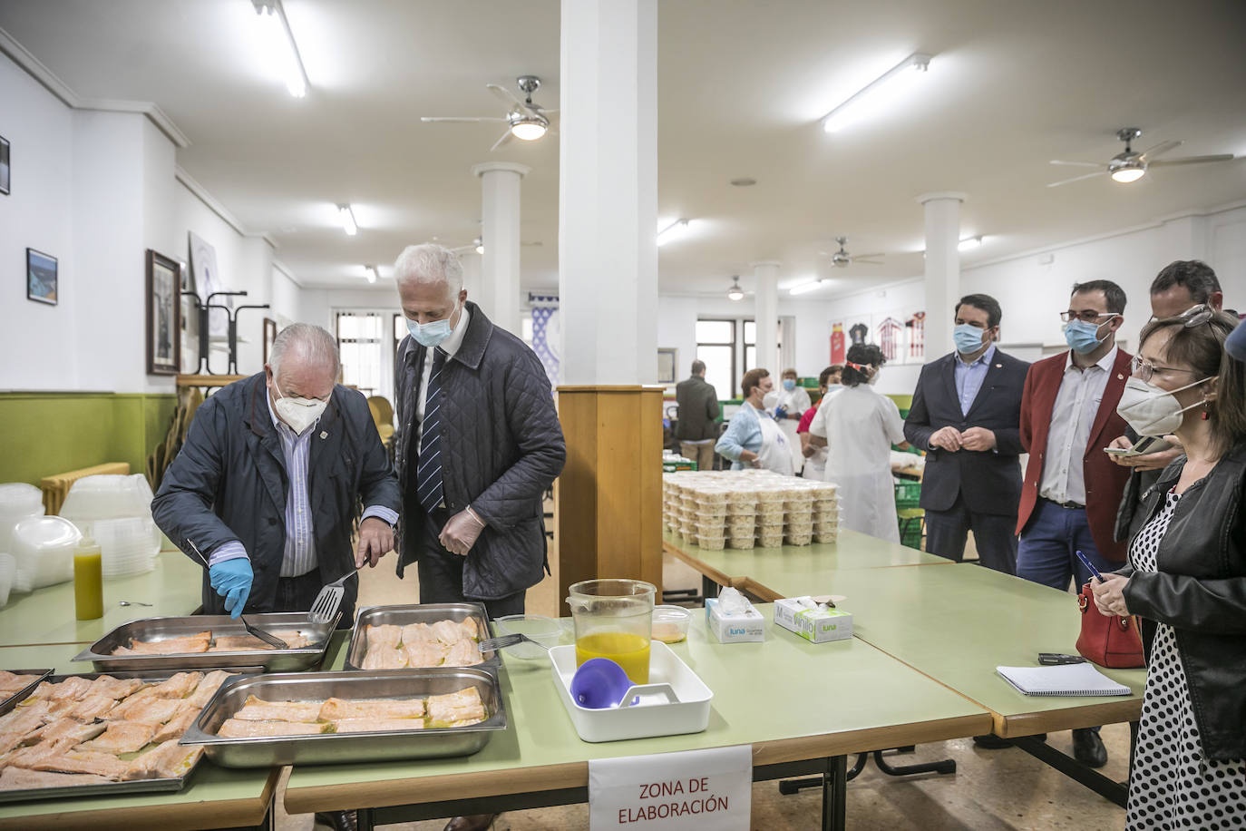 La Cofradía del Pez ha trasladado este tradicional reparto al comedor social y solo para usuarios con la donación por parte de Riverfresh de las truchas asalmonadas