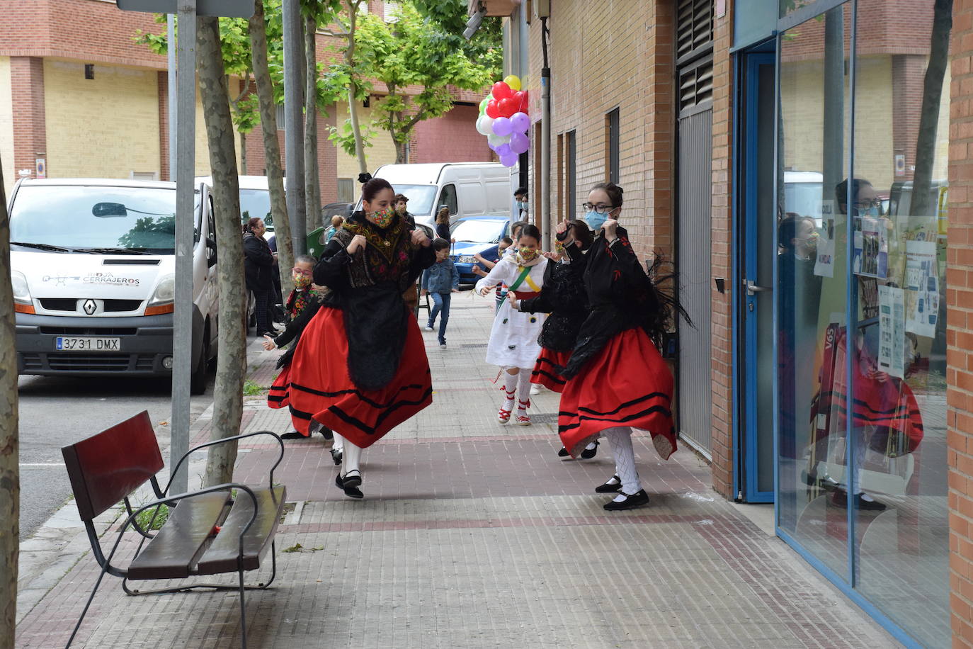 Danzas y flores en la calle por el día del patrón