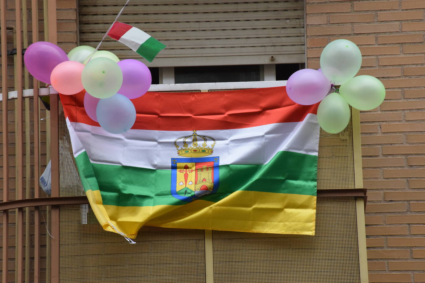 Danzas y flores en la calle por el día del patrón