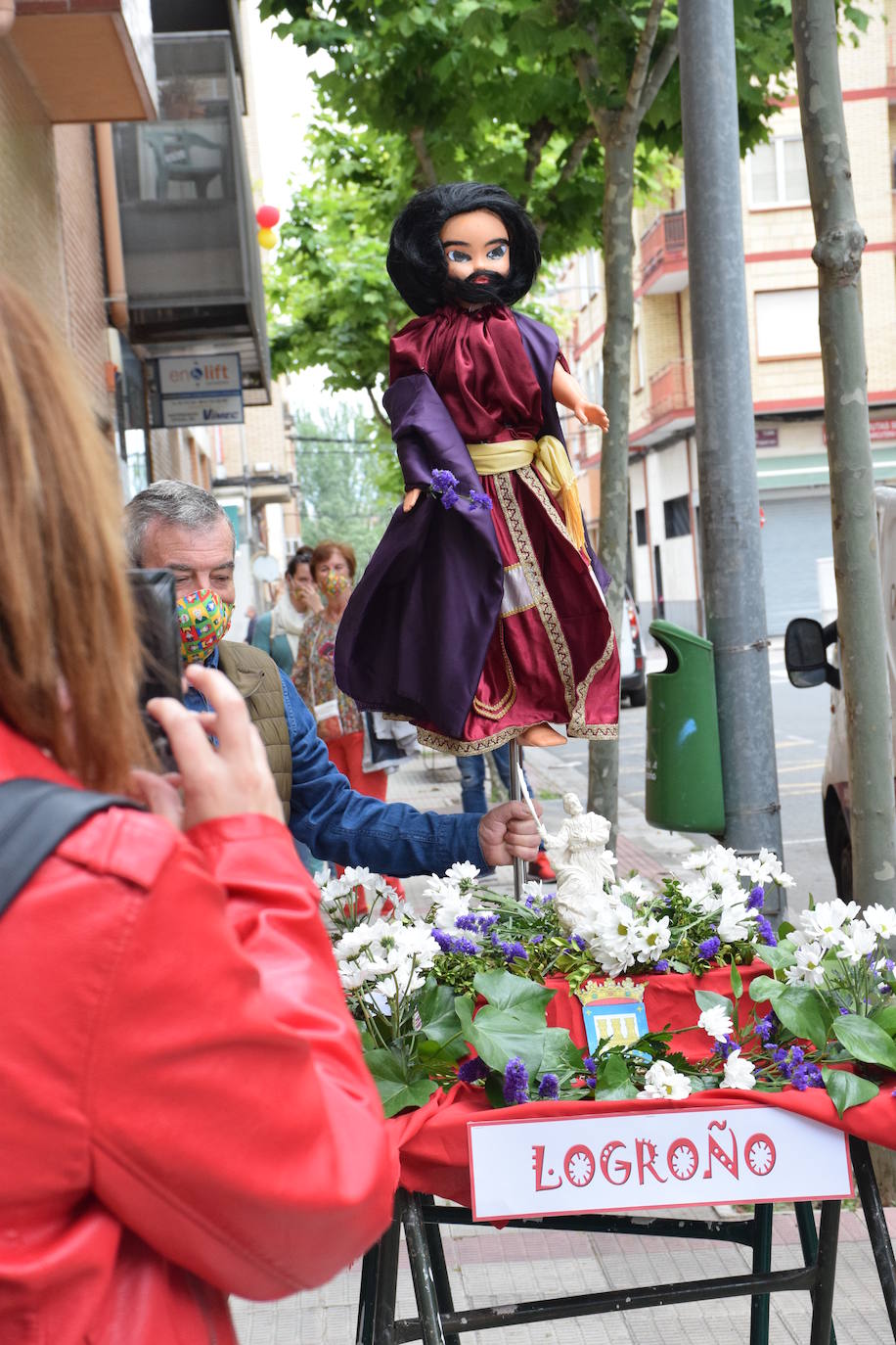 Danzas y flores en la calle por el día del patrón