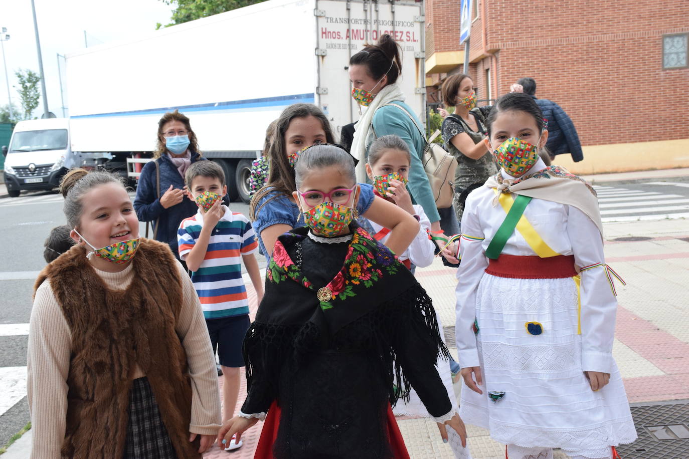 Danzas y flores en la calle por el día del patrón