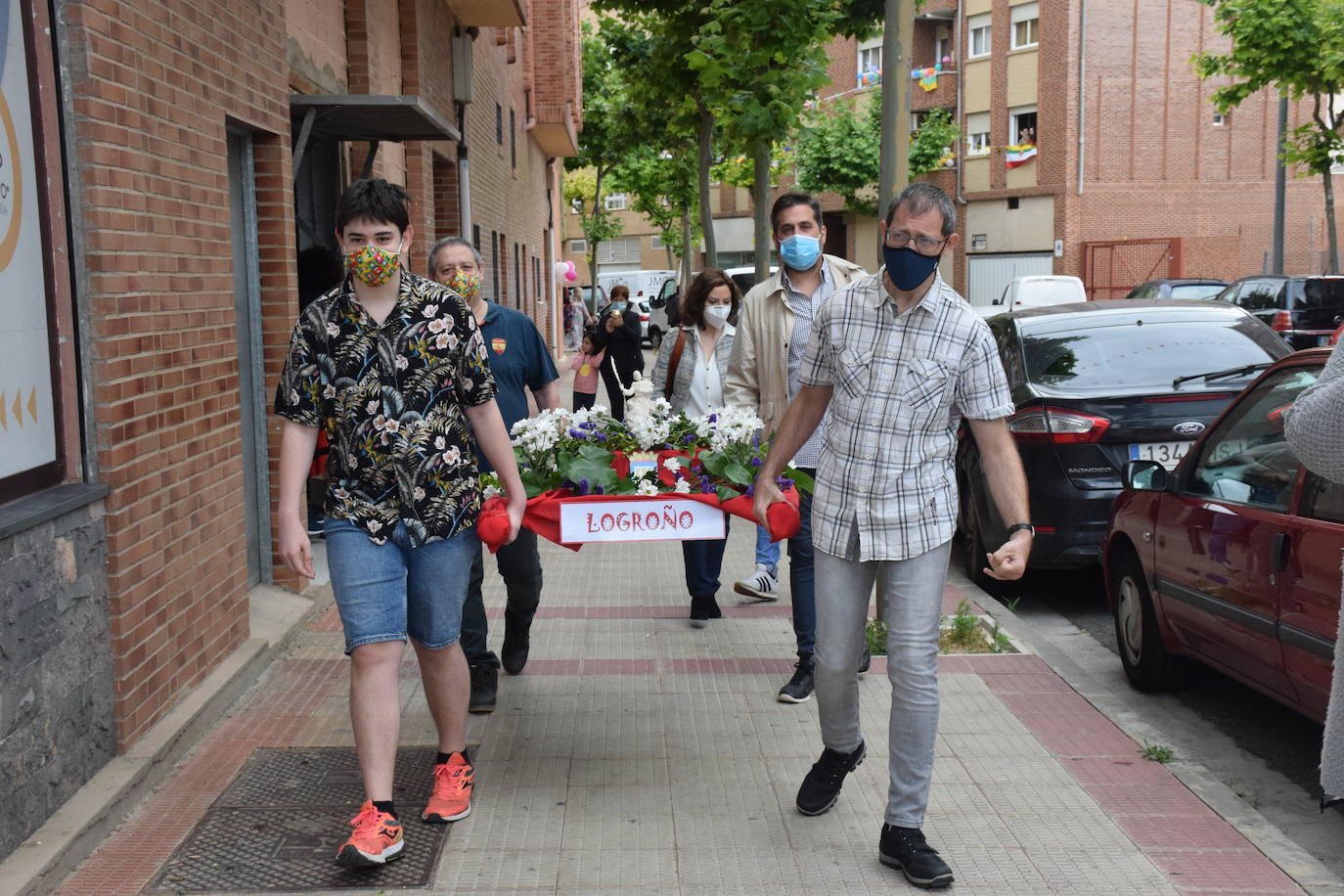 Danzas y flores en la calle por el día del patrón