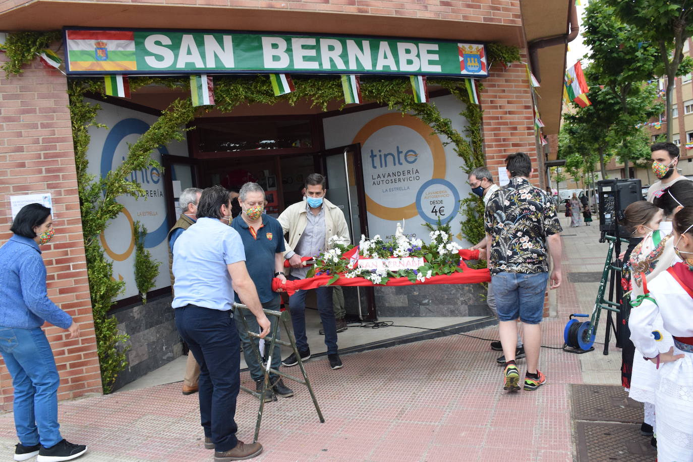 Danzas y flores en la calle por el día del patrón