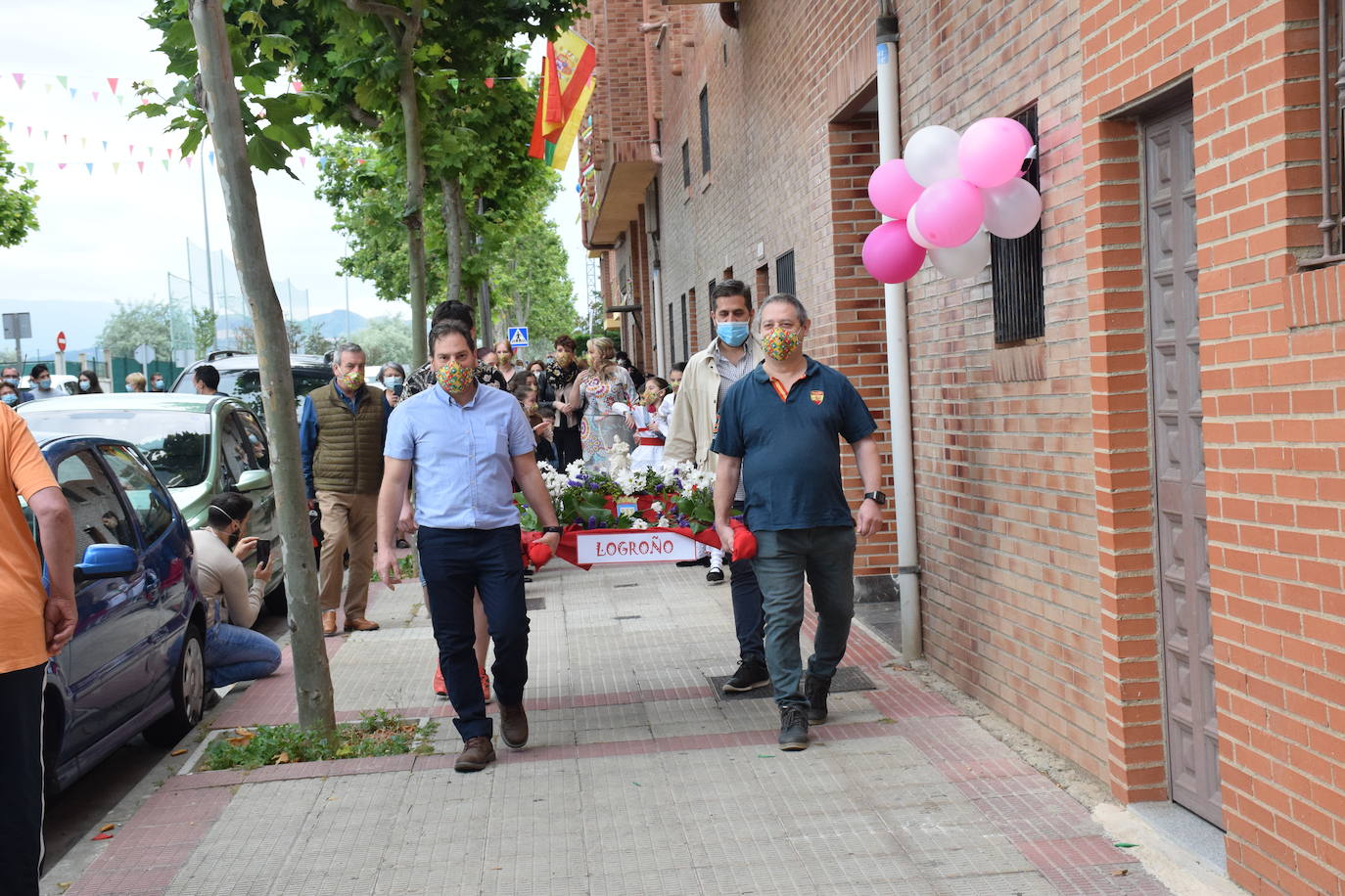 Danzas y flores en la calle por el día del patrón