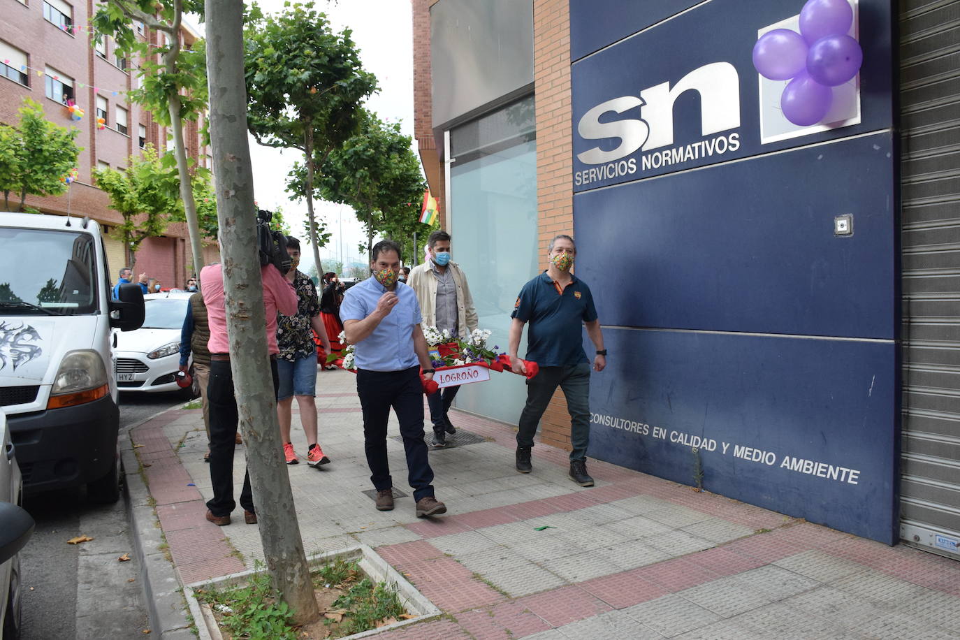 Danzas y flores en la calle por el día del patrón