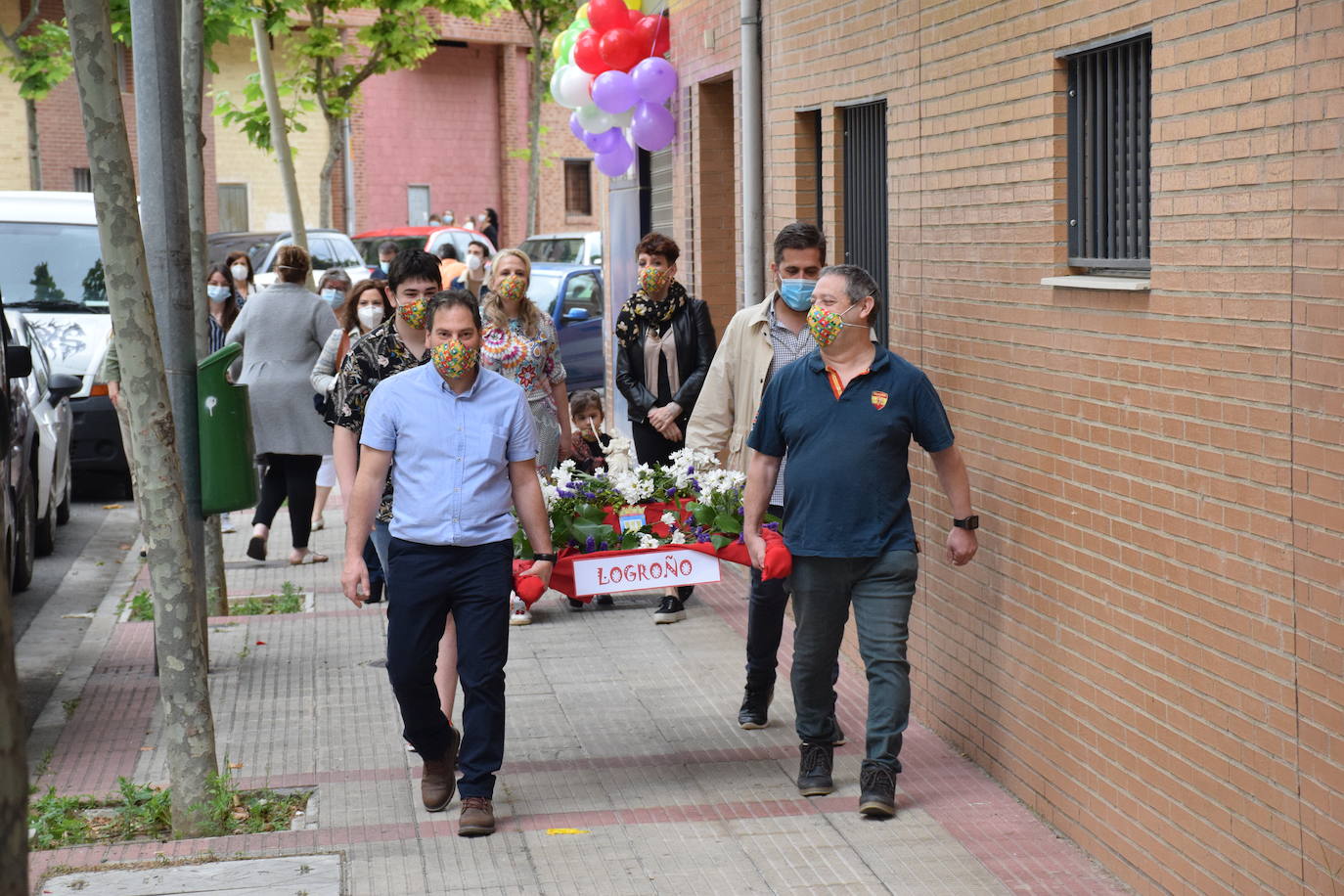 Danzas y flores en la calle por el día del patrón