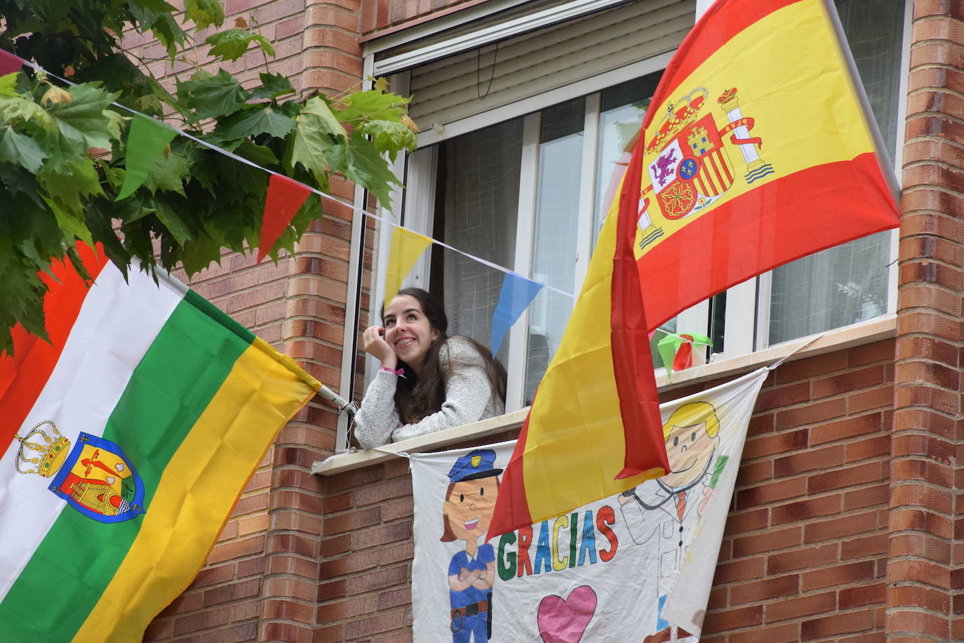 Danzas y flores en la calle por el día del patrón