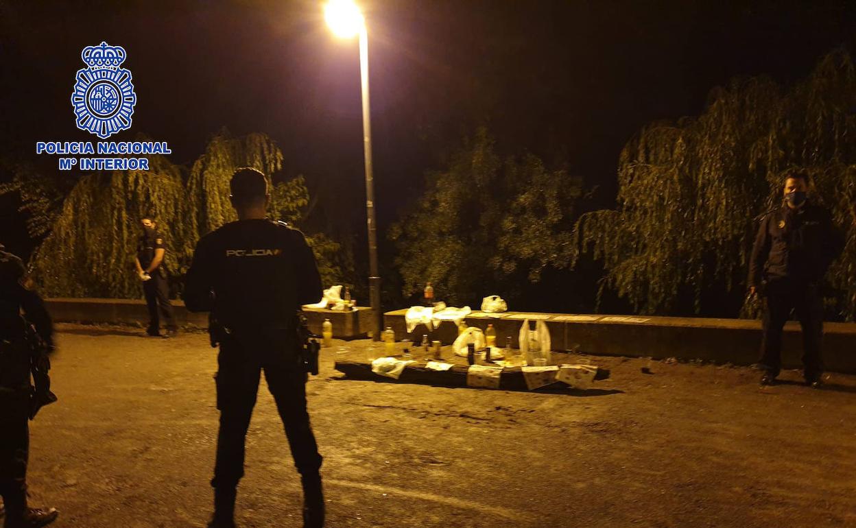 Sancionados 28 jóvenes por hacer botellón en San Bernabé