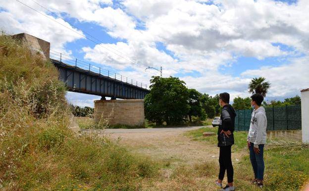 Unos jóvenes, en el lugar donde se produjo el fatal accidente.