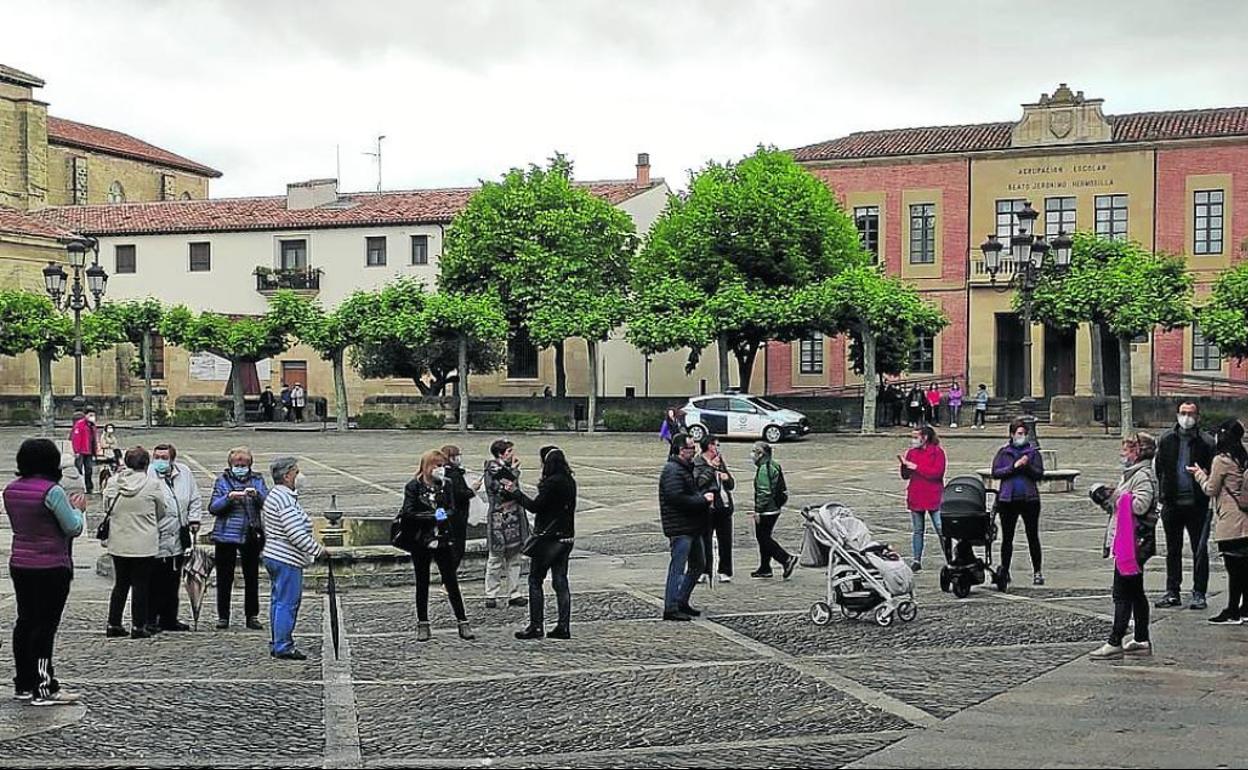 Concentración de protesta por el cierre de las piscinas de Santo Domingo, el pasado lunes. 