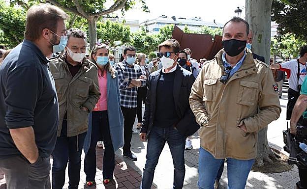 Galería. Un extenso grupo de aficionados reivindica la tauromaquia en El Espolón