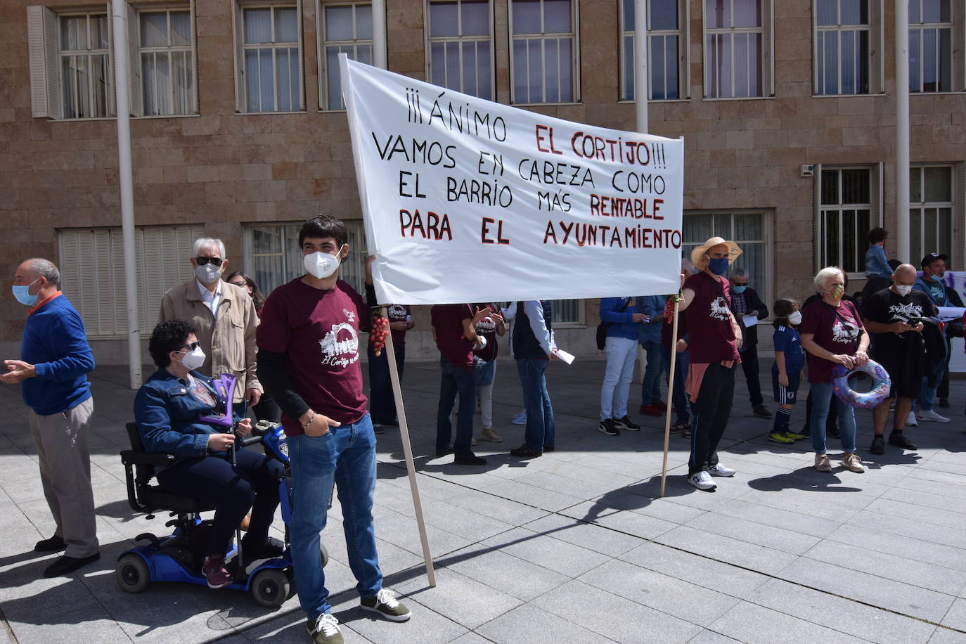 Han protagonizado una protesta en la plaza del Ayuntamiento de Logroño para que se dé marcha atrás en la decisión de que permanezcan cerradas