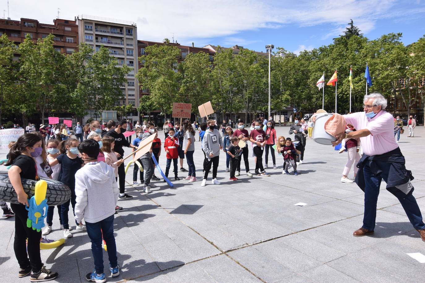 Han protagonizado una protesta en la plaza del Ayuntamiento de Logroño para que se dé marcha atrás en la decisión de que permanezcan cerradas