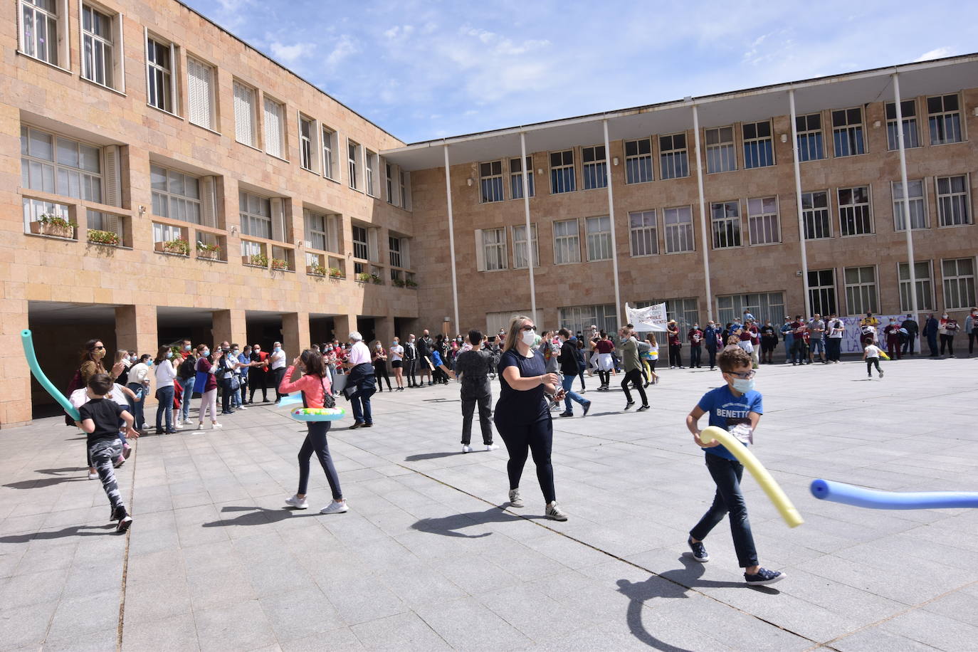 Han protagonizado una protesta en la plaza del Ayuntamiento de Logroño para que se dé marcha atrás en la decisión de que permanezcan cerradas