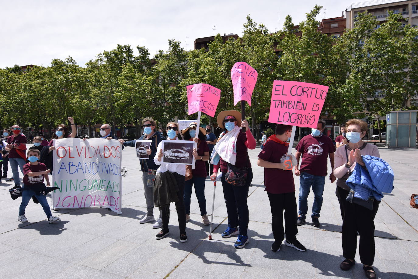 Han protagonizado una protesta en la plaza del Ayuntamiento de Logroño para que se dé marcha atrás en la decisión de que permanezcan cerradas