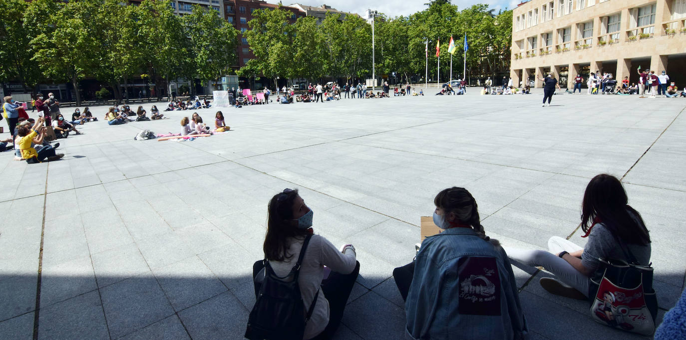 Han protagonizado una protesta en la plaza del Ayuntamiento de Logroño para que se dé marcha atrás en la decisión de que permanezcan cerradas