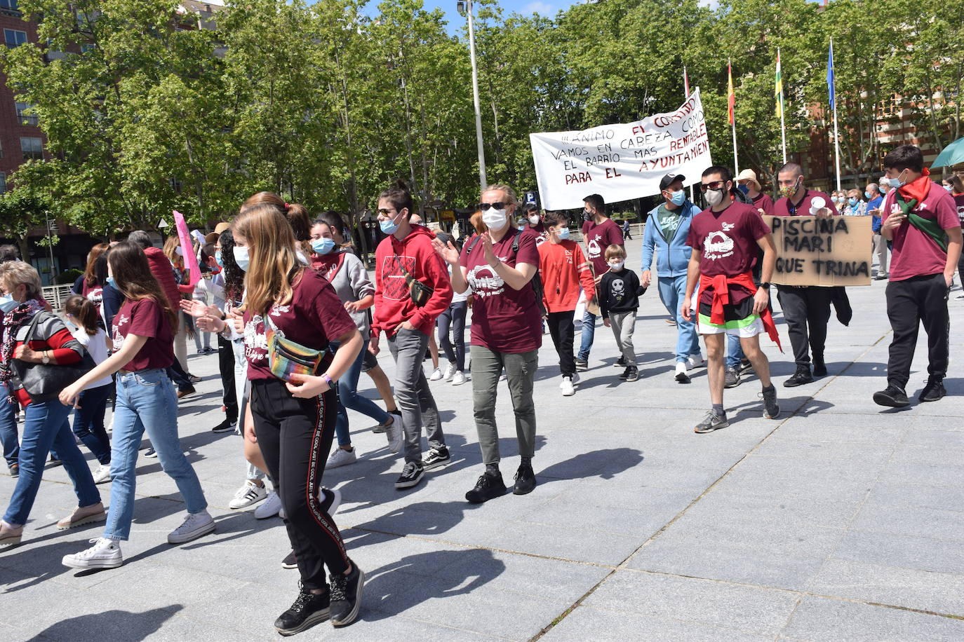 Han protagonizado una protesta en la plaza del Ayuntamiento de Logroño para que se dé marcha atrás en la decisión de que permanezcan cerradas