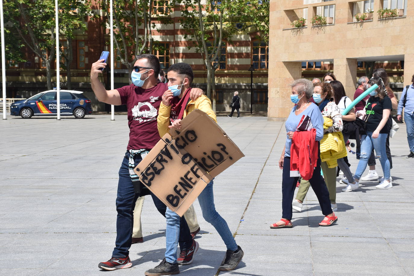 Han protagonizado una protesta en la plaza del Ayuntamiento de Logroño para que se dé marcha atrás en la decisión de que permanezcan cerradas