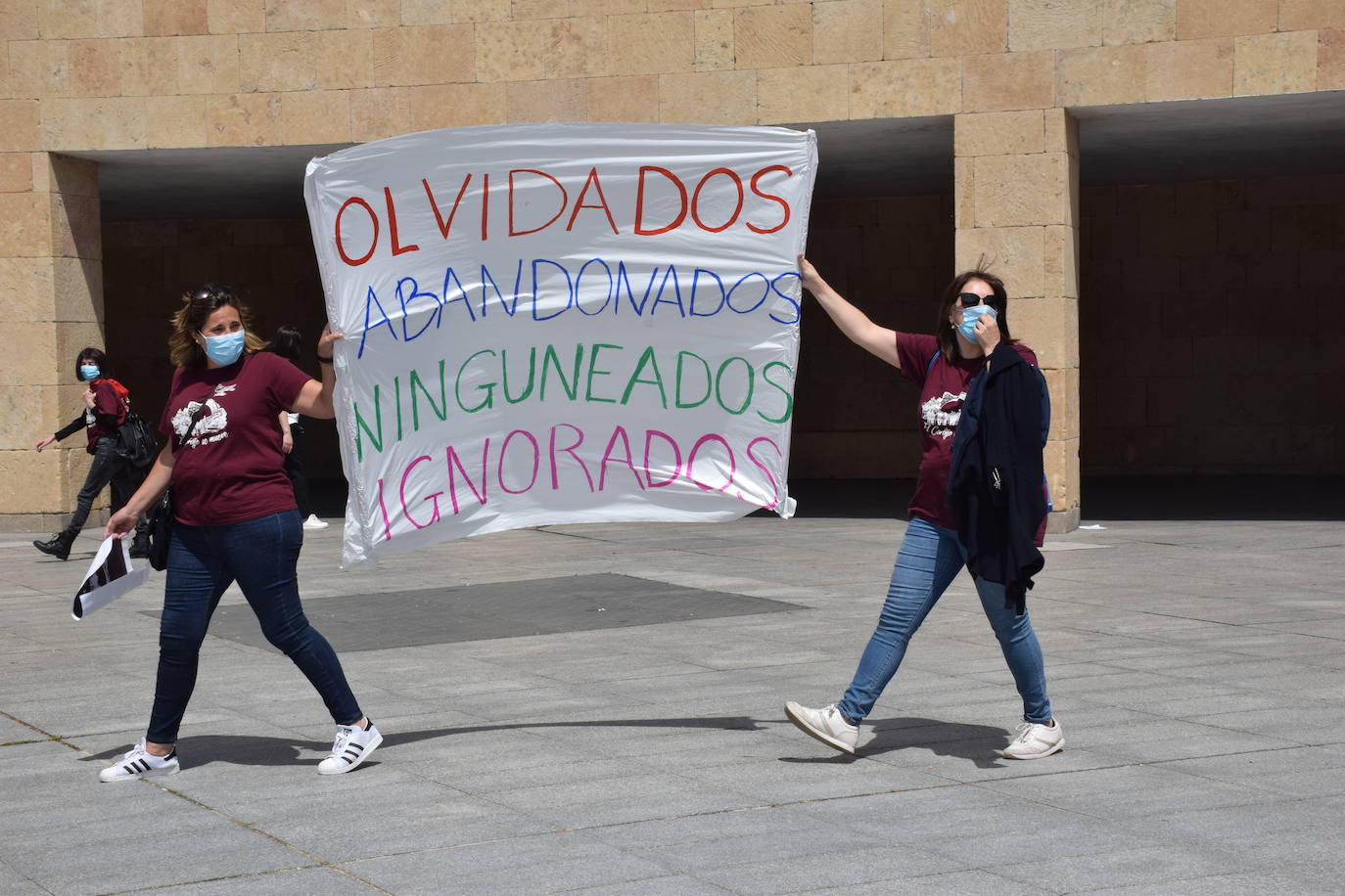 Han protagonizado una protesta en la plaza del Ayuntamiento de Logroño para que se dé marcha atrás en la decisión de que permanezcan cerradas