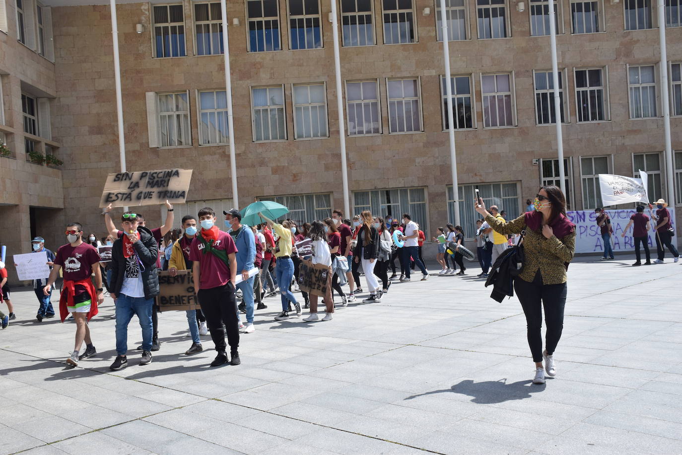 Han protagonizado una protesta en la plaza del Ayuntamiento de Logroño para que se dé marcha atrás en la decisión de que permanezcan cerradas