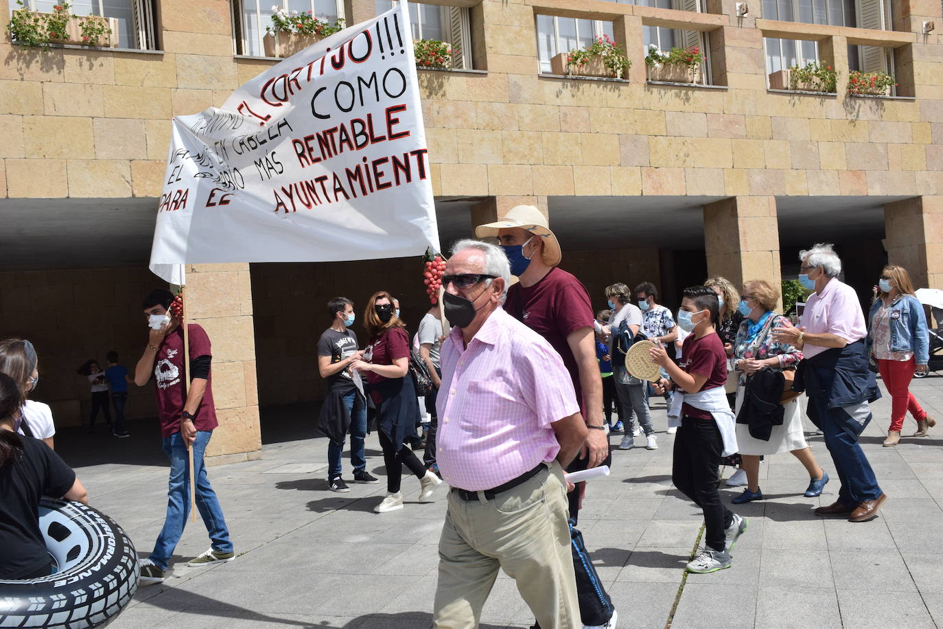 Han protagonizado una protesta en la plaza del Ayuntamiento de Logroño para que se dé marcha atrás en la decisión de que permanezcan cerradas