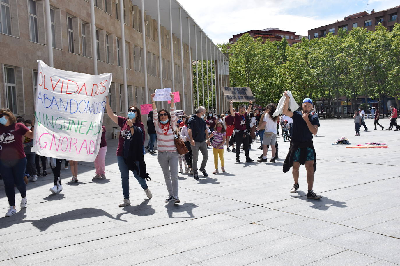 Han protagonizado una protesta en la plaza del Ayuntamiento de Logroño para que se dé marcha atrás en la decisión de que permanezcan cerradas