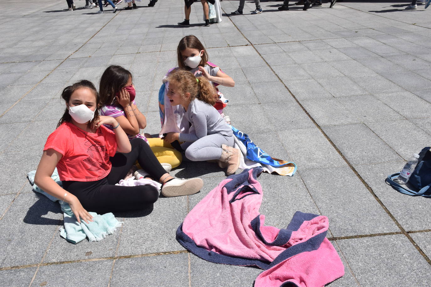 Han protagonizado una protesta en la plaza del Ayuntamiento de Logroño para que se dé marcha atrás en la decisión de que permanezcan cerradas