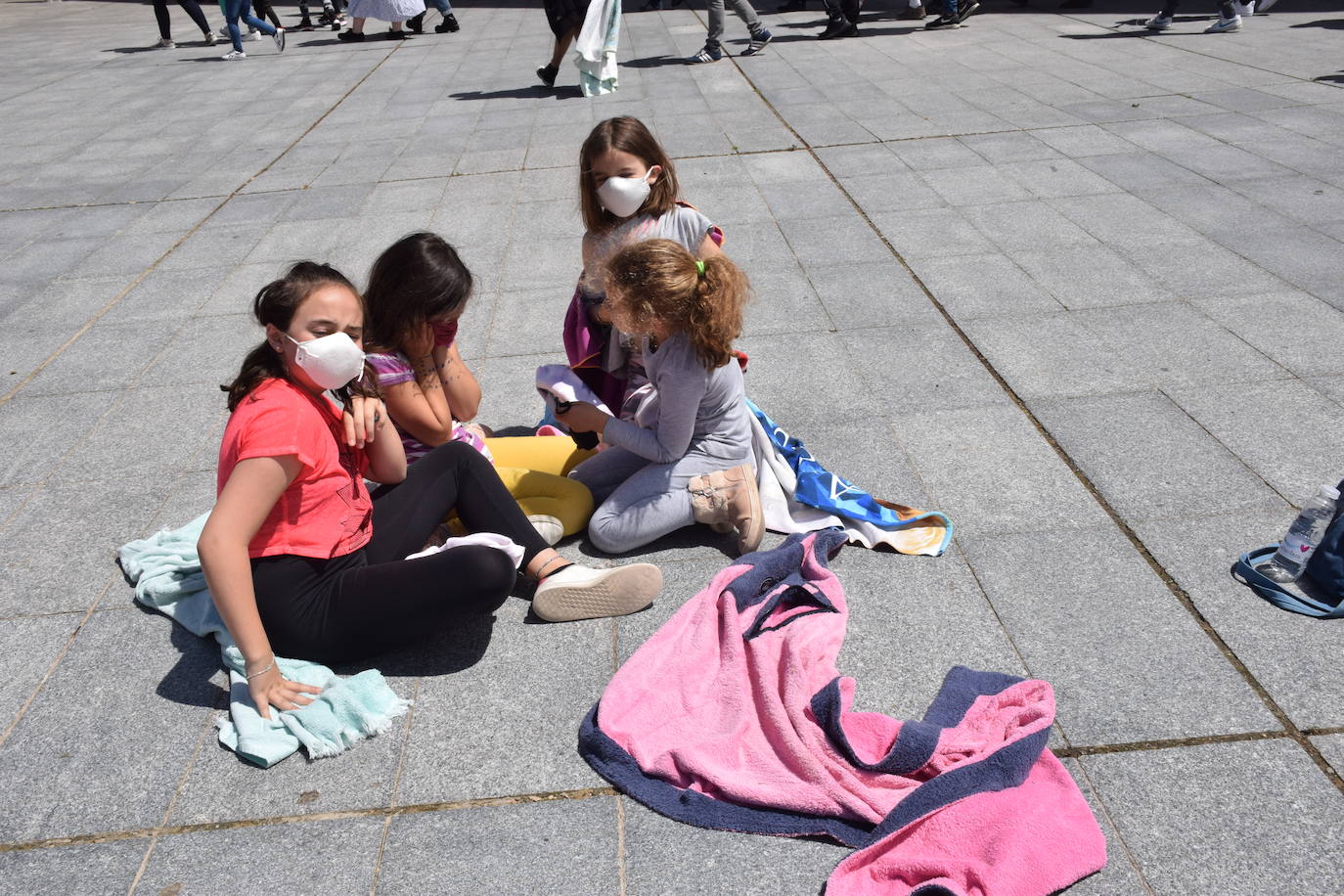 Han protagonizado una protesta en la plaza del Ayuntamiento de Logroño para que se dé marcha atrás en la decisión de que permanezcan cerradas