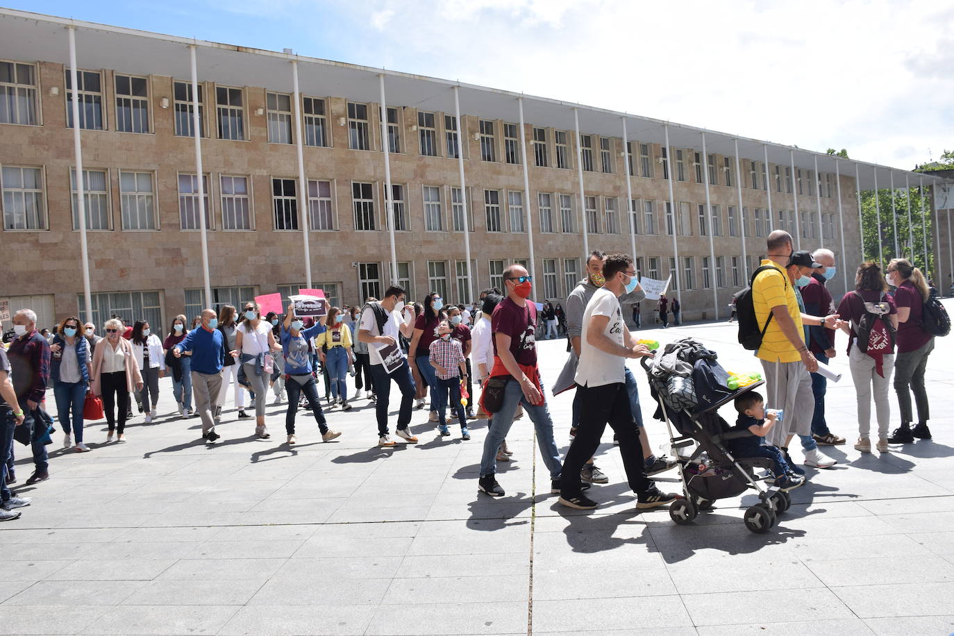 Han protagonizado una protesta en la plaza del Ayuntamiento de Logroño para que se dé marcha atrás en la decisión de que permanezcan cerradas