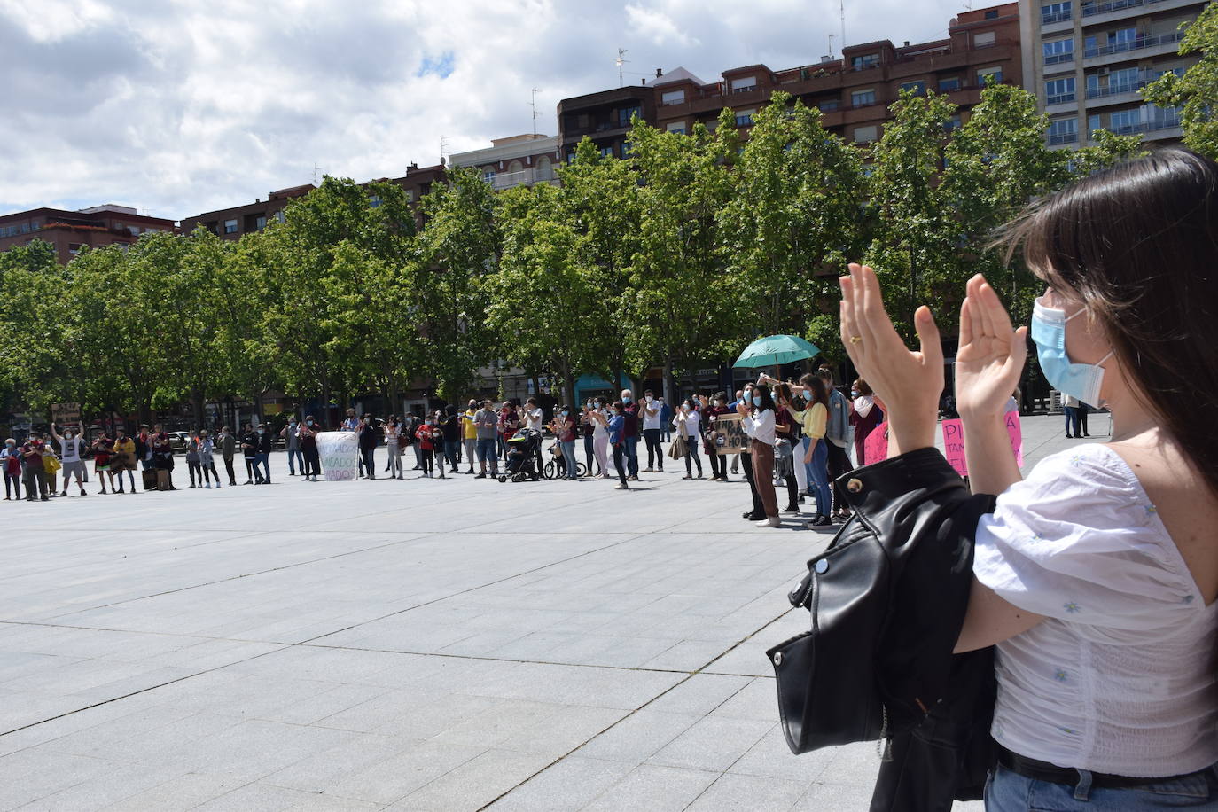 Han protagonizado una protesta en la plaza del Ayuntamiento de Logroño para que se dé marcha atrás en la decisión de que permanezcan cerradas