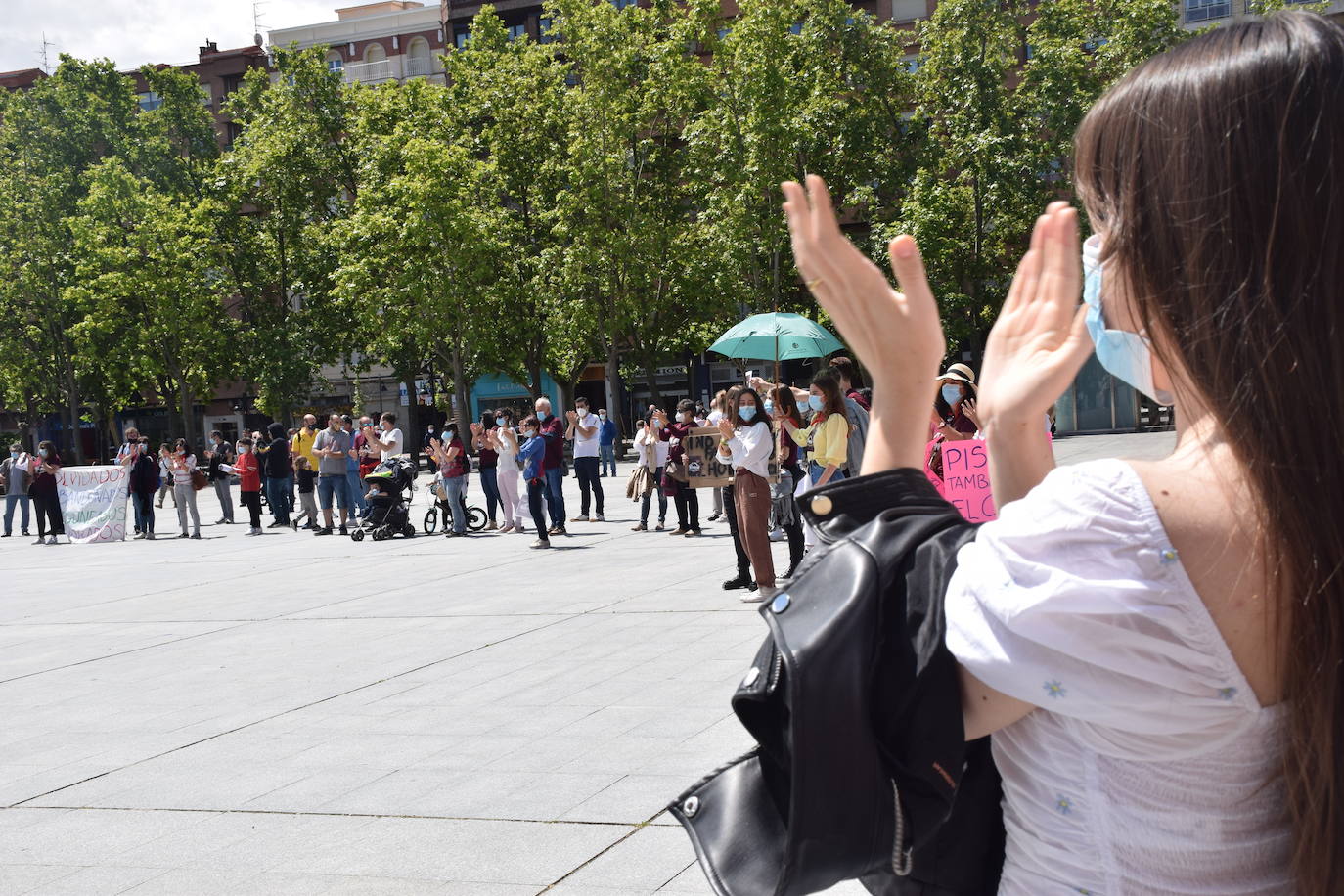 Han protagonizado una protesta en la plaza del Ayuntamiento de Logroño para que se dé marcha atrás en la decisión de que permanezcan cerradas