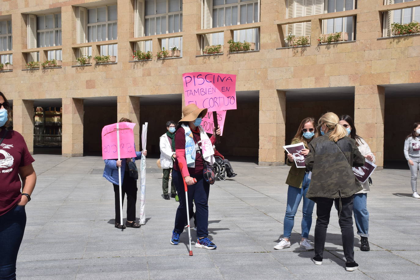 Han protagonizado una protesta en la plaza del Ayuntamiento de Logroño para que se dé marcha atrás en la decisión de que permanezcan cerradas