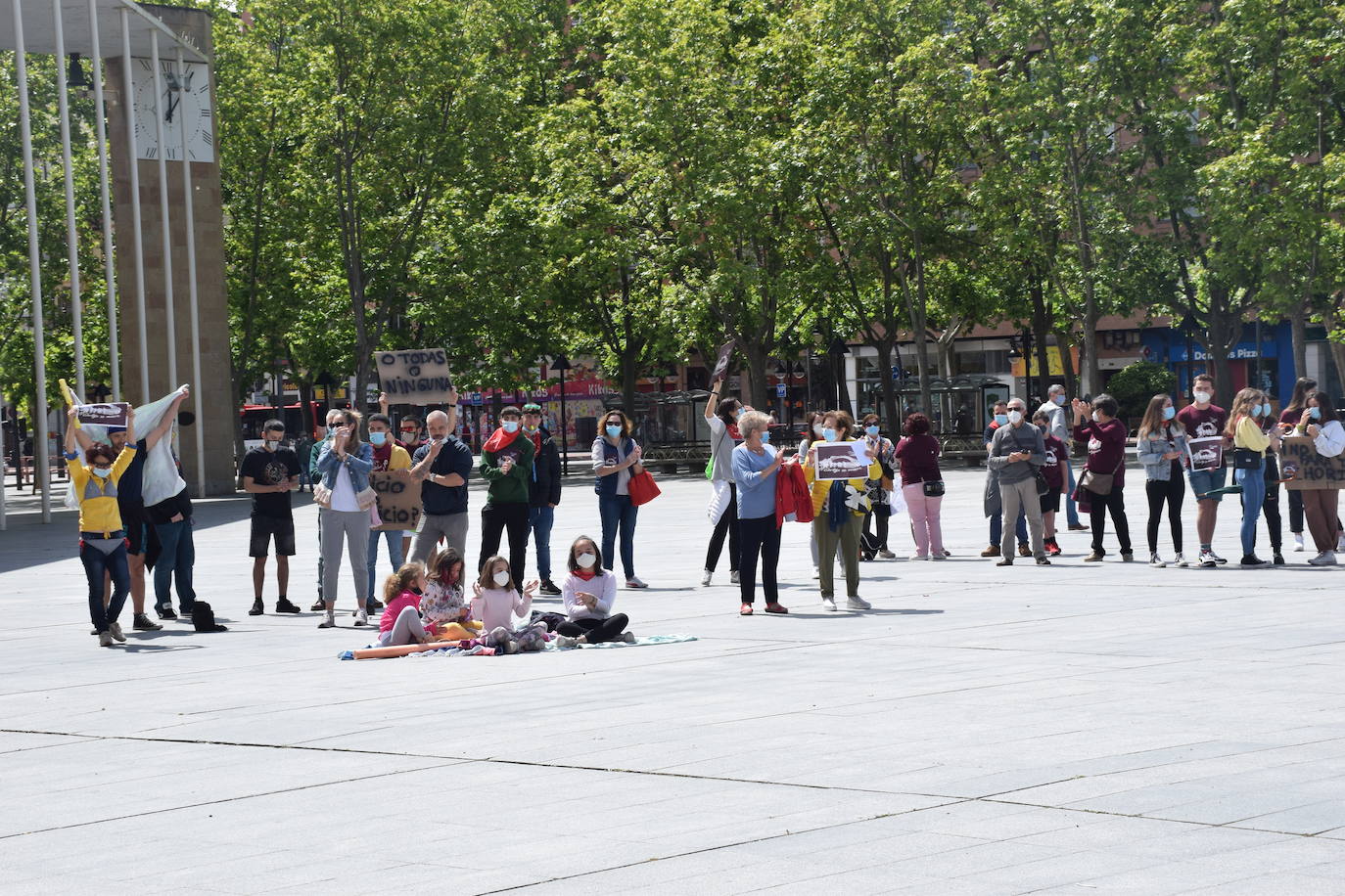 Han protagonizado una protesta en la plaza del Ayuntamiento de Logroño para que se dé marcha atrás en la decisión de que permanezcan cerradas