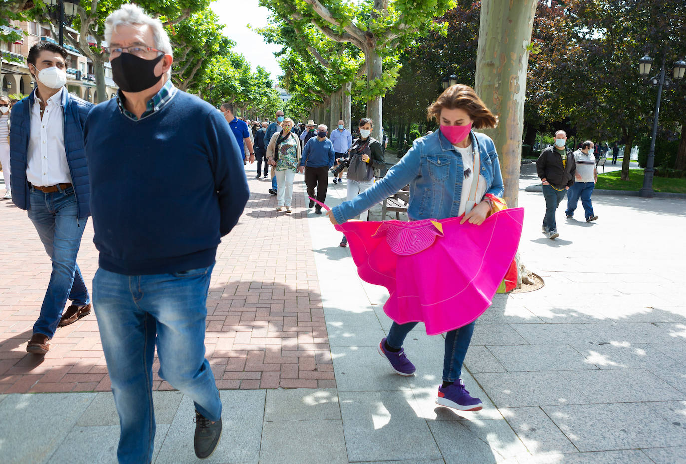 Diego Urdiales ha encabezado el 'paseo' taurino por El Espolón