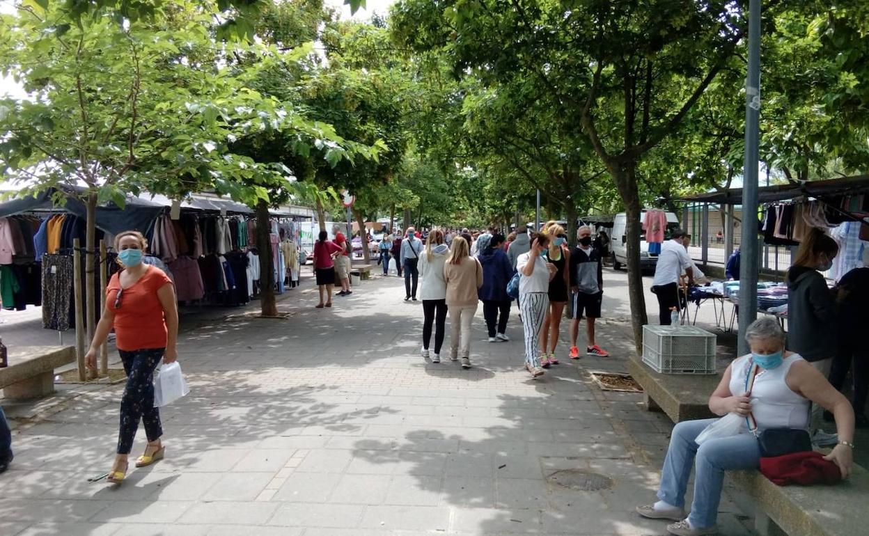El mercadillo de Las Norias de los domingos reabre con la mitad de sus puestos y con la venta a medio gas