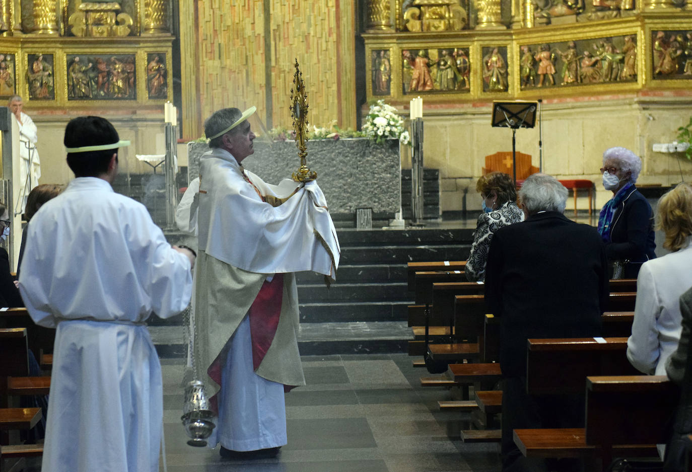 Los feligreses mostraron su respeto al paso de la Custodia en Logroño