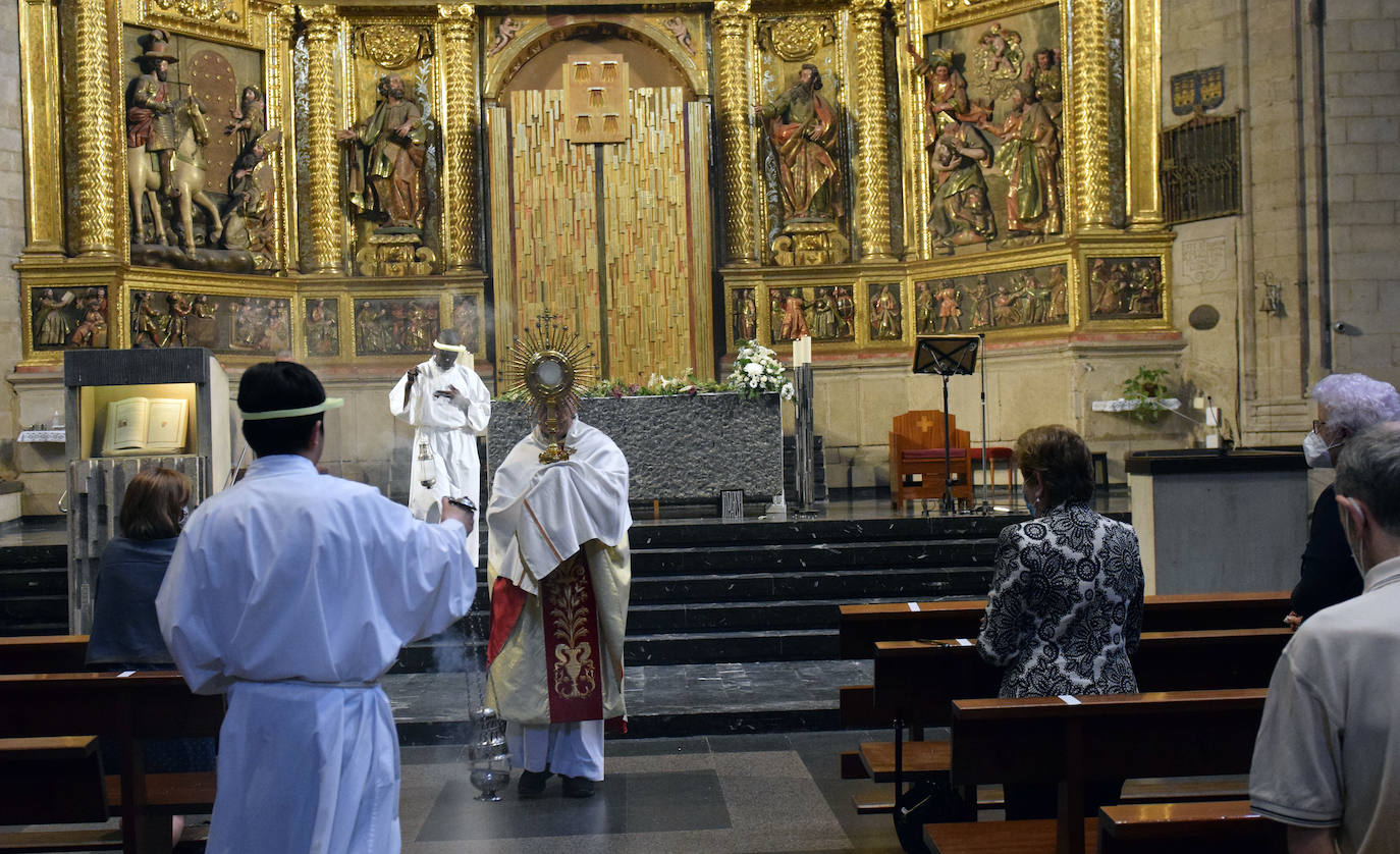 Los feligreses mostraron su respeto al paso de la Custodia en Logroño