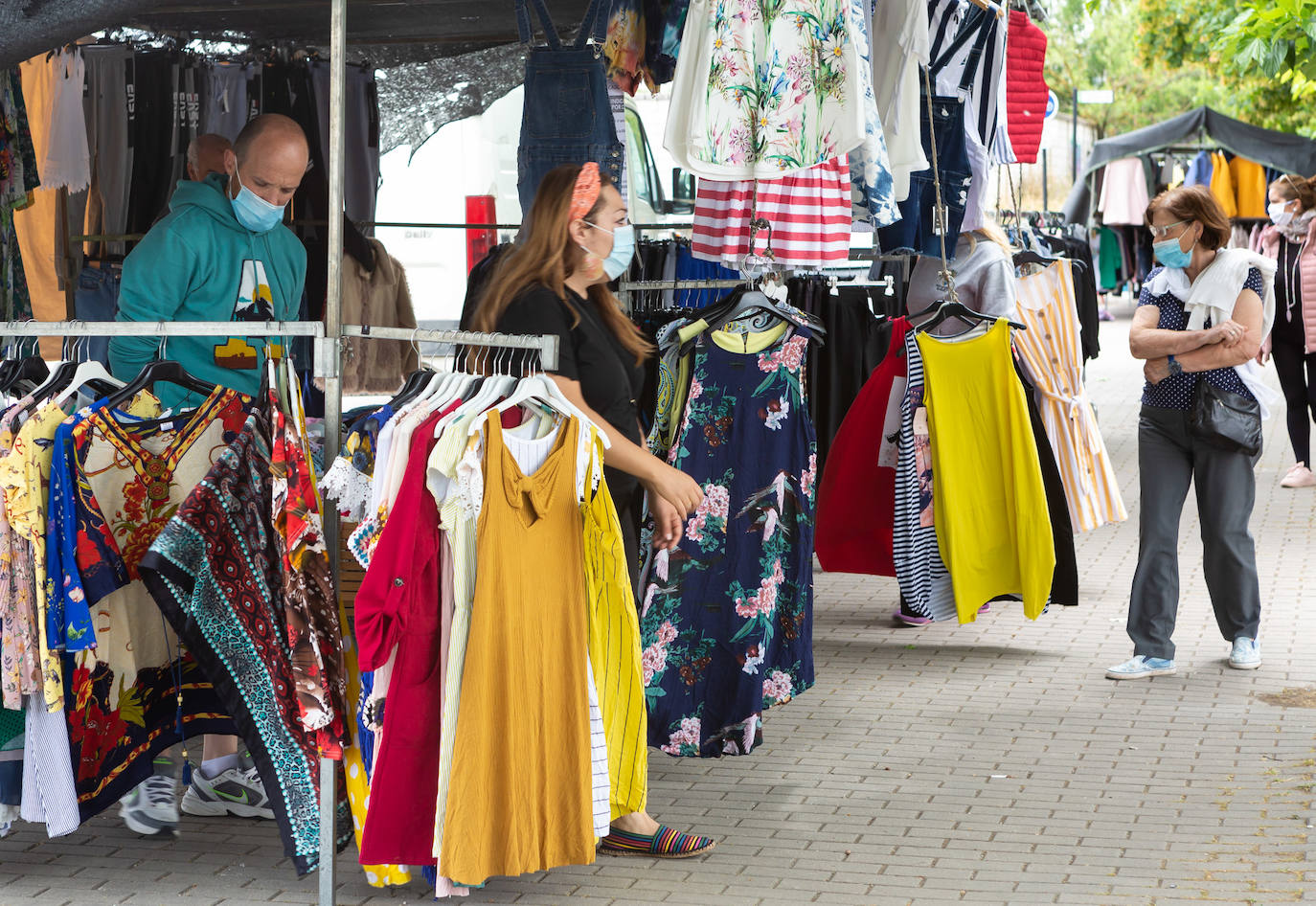 Las medidas de seguridad han sido la principal novedad de la apertura del popular mercado logroñés