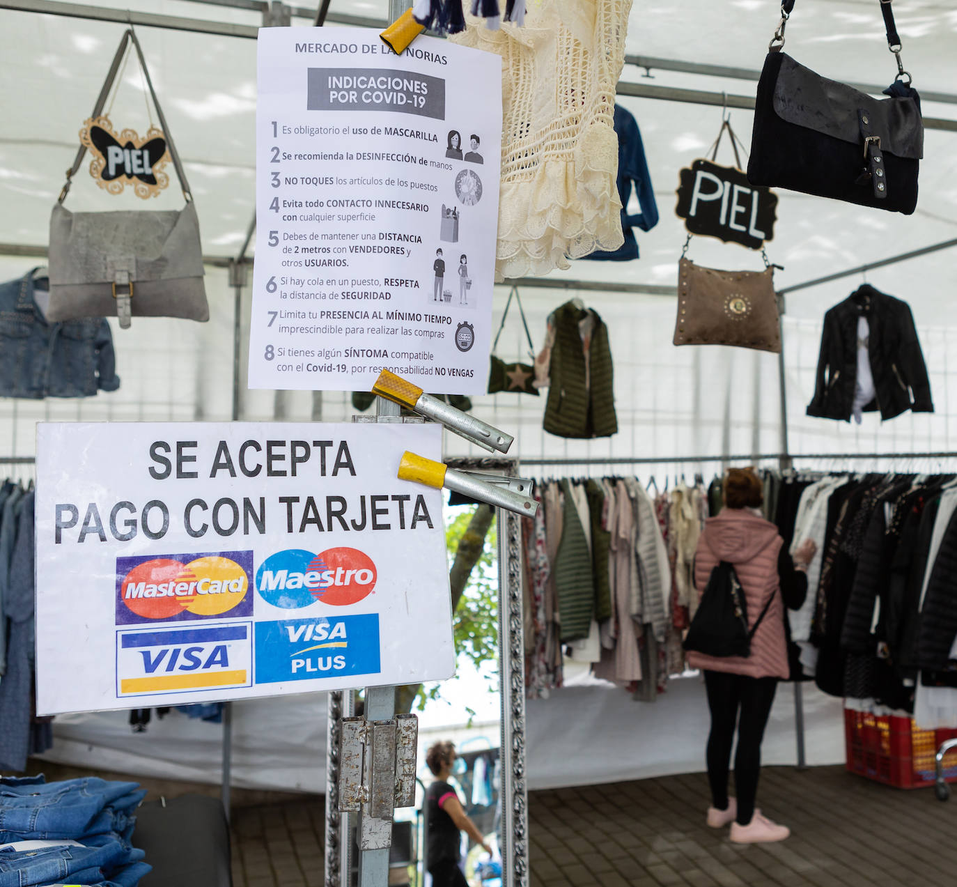 Las medidas de seguridad han sido la principal novedad de la apertura del popular mercado logroñés