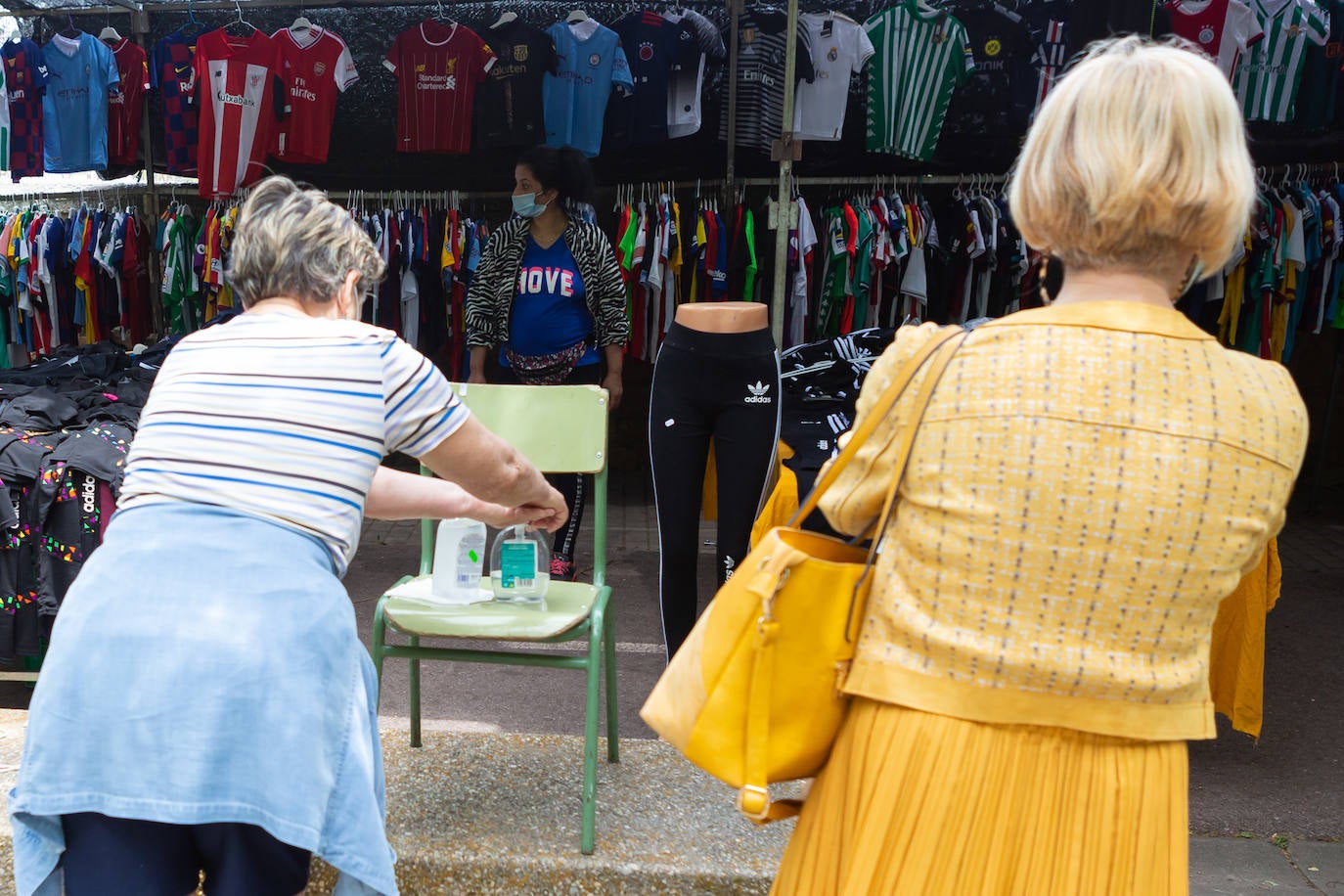 Las medidas de seguridad han sido la principal novedad de la apertura del popular mercado logroñés